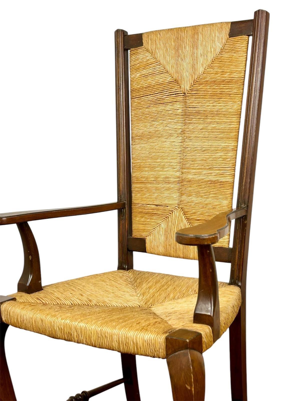 Sillón estilo Reina Ana Circa 1.930, realizado en cuerda de enea entretejida y madera de Haya.