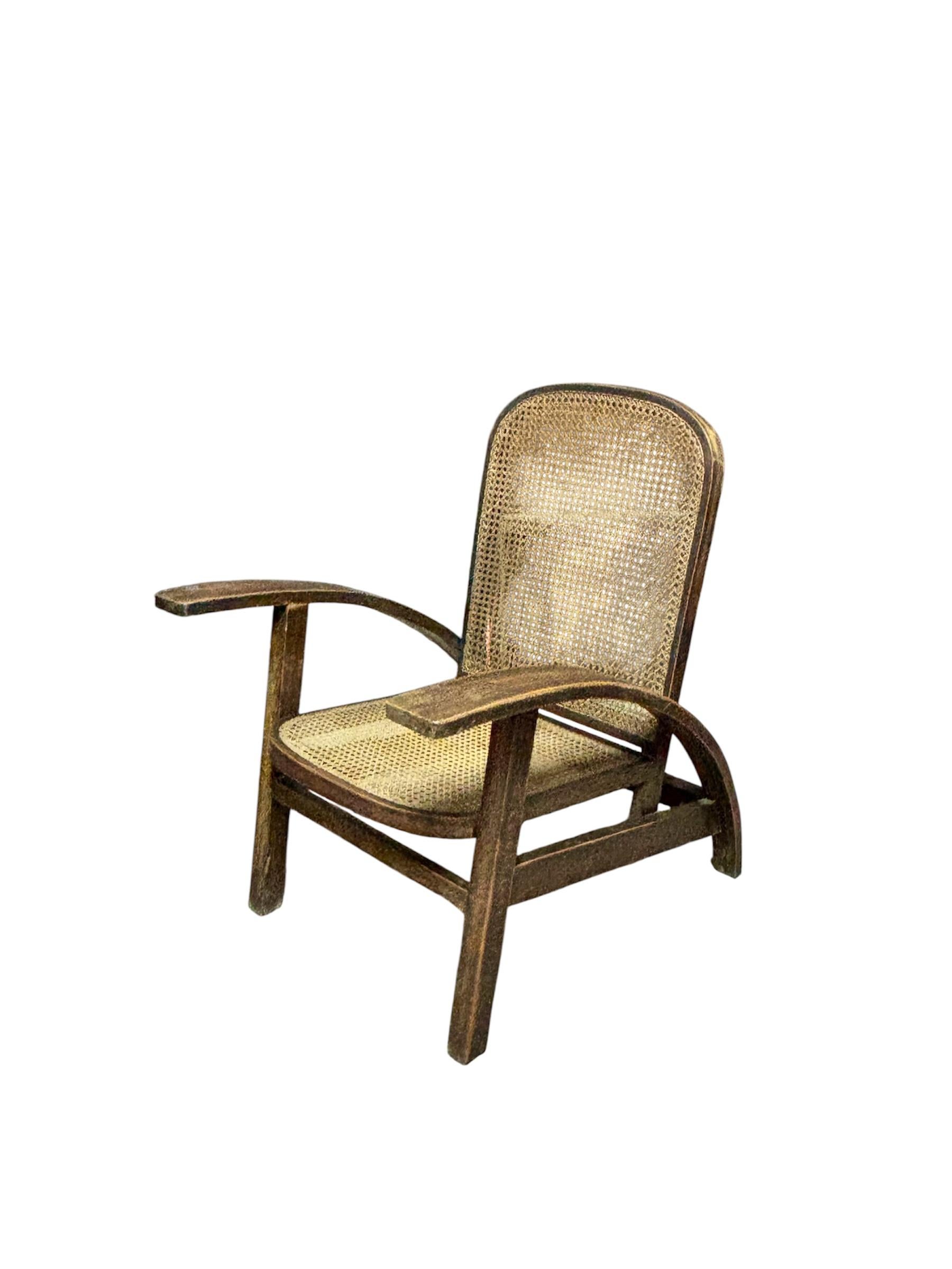 Sillón francés Art Nouveau Circa 1.900. 
Sillón francés Art Nouveau Circa 1.900, realizado en madera de Haya y rejilla entrelazada de Ratán. 
Con los brazos prolongados, por influencias de las butacas coloniales de las plantaciones, para el descanso