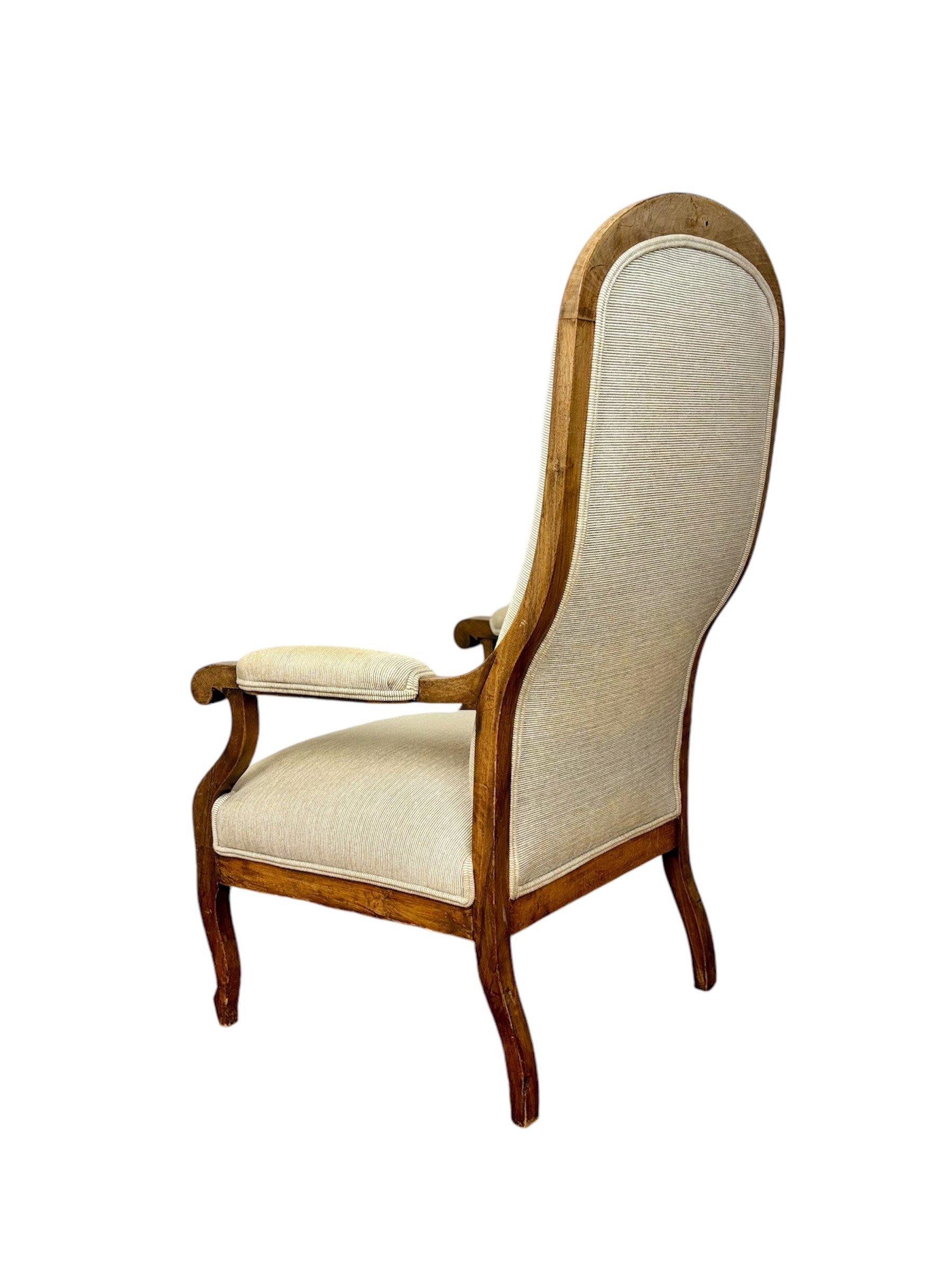 Sillón Voltaire francés Circa 1.940, realizado en madera de nogal en venta 4