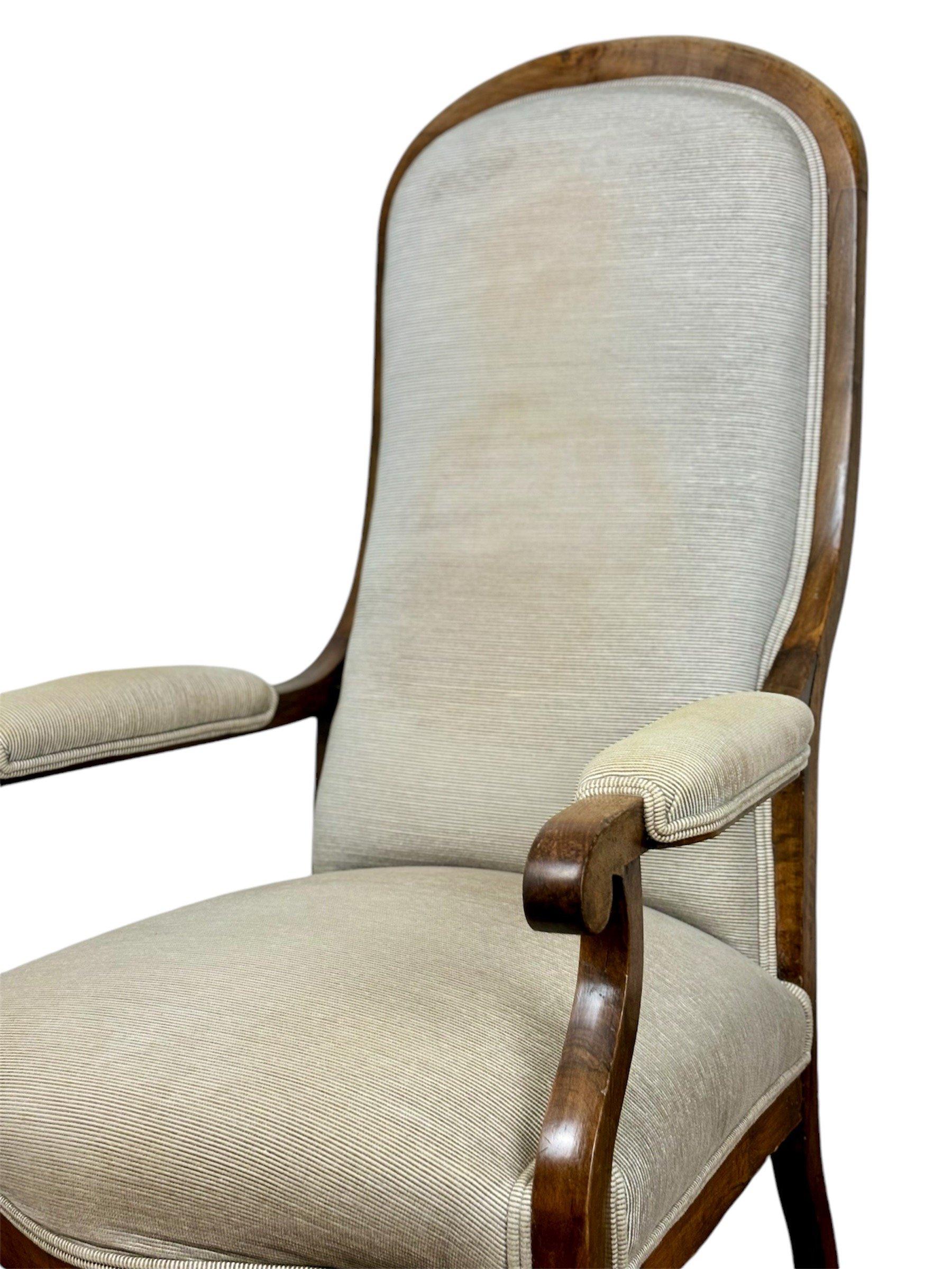 Sillón Voltaire francés Circa 1.940, realizado en madera de nogal Art Nouveau en venta