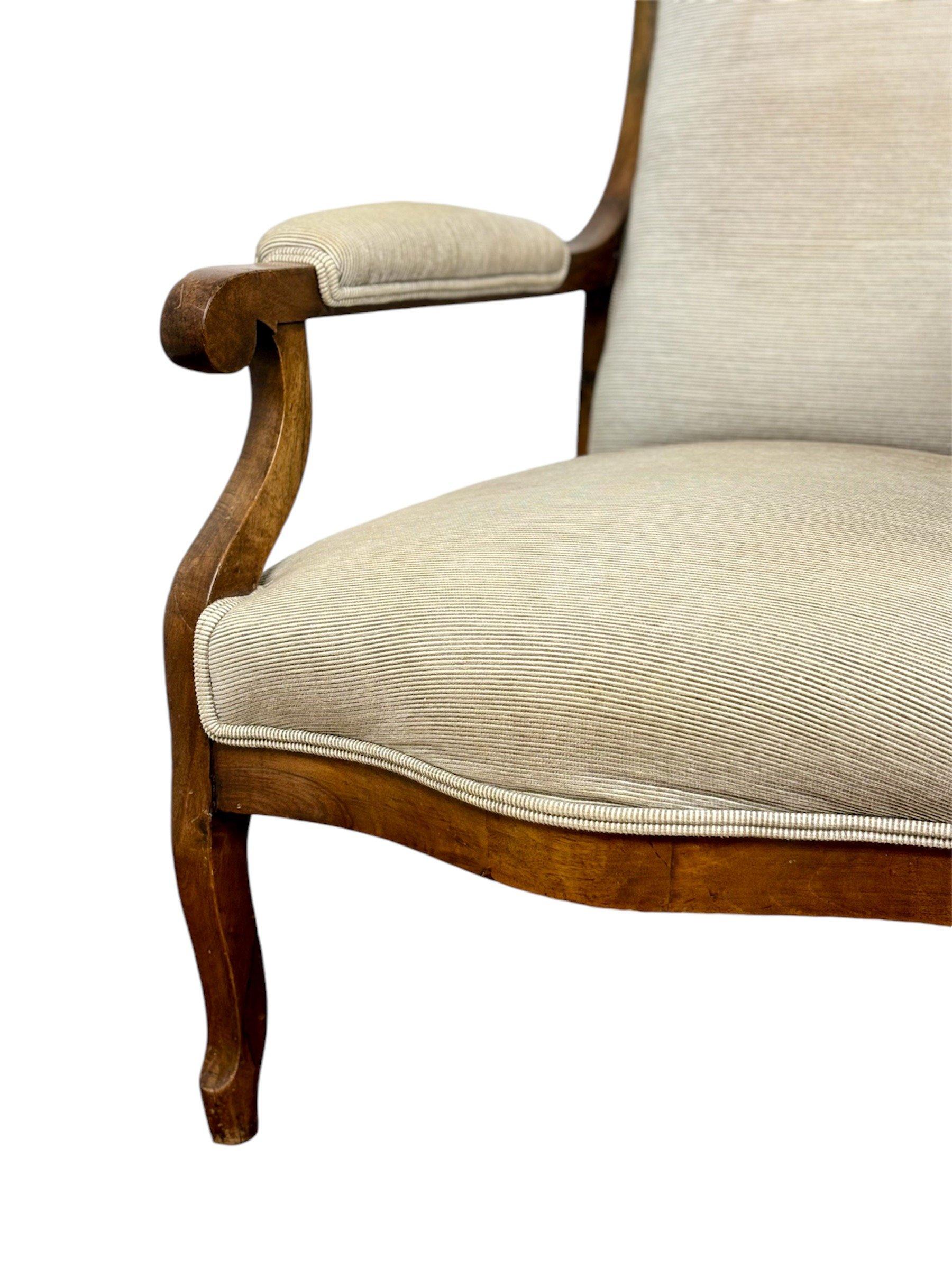 Sillón Voltaire francés Circa 1.940, realizado en madera de nogal Francés en venta