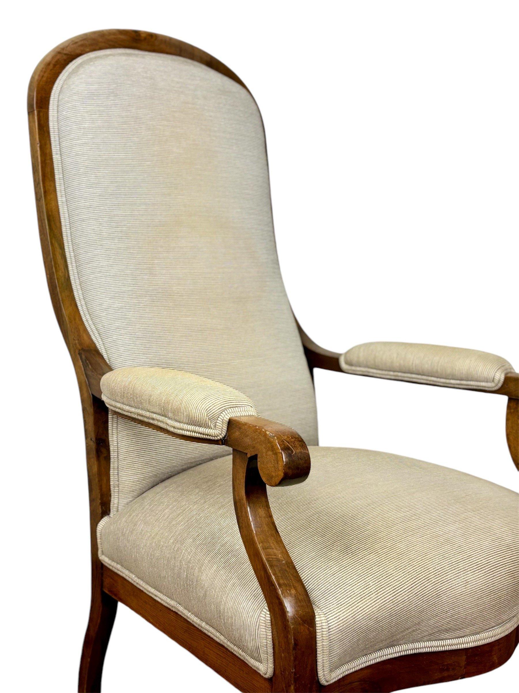 Sillón Voltaire francés Circa 1.940, realizado en madera de nogal mediados del siglo XX en venta