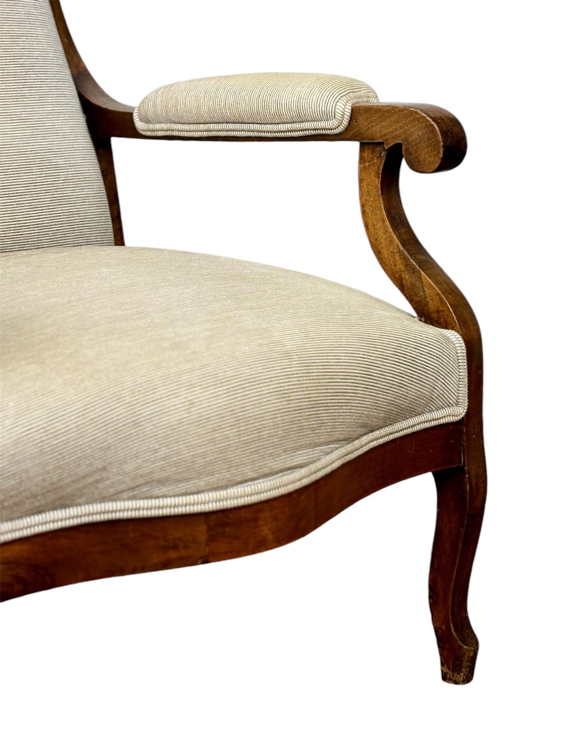 Sillón Voltaire francés Circa 1.940, realizado en madera de nogal Textil en venta