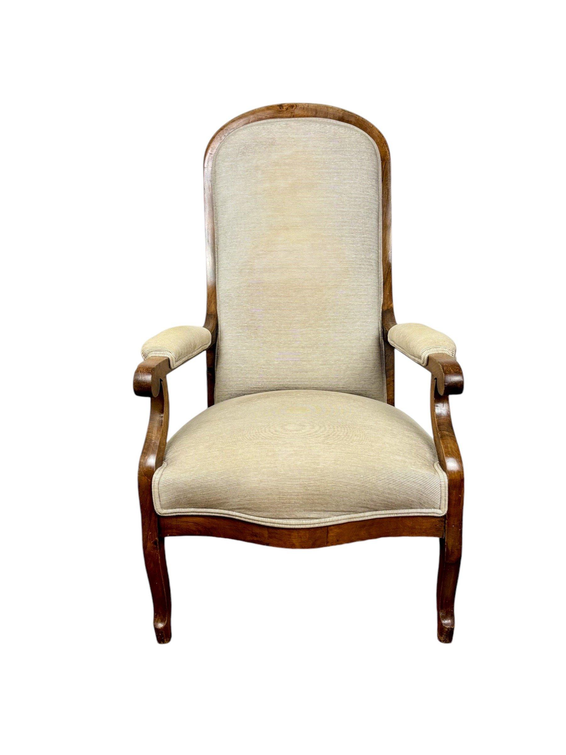 Sillón Voltaire francés Circa 1.940, realizado en madera de nogal en venta 1