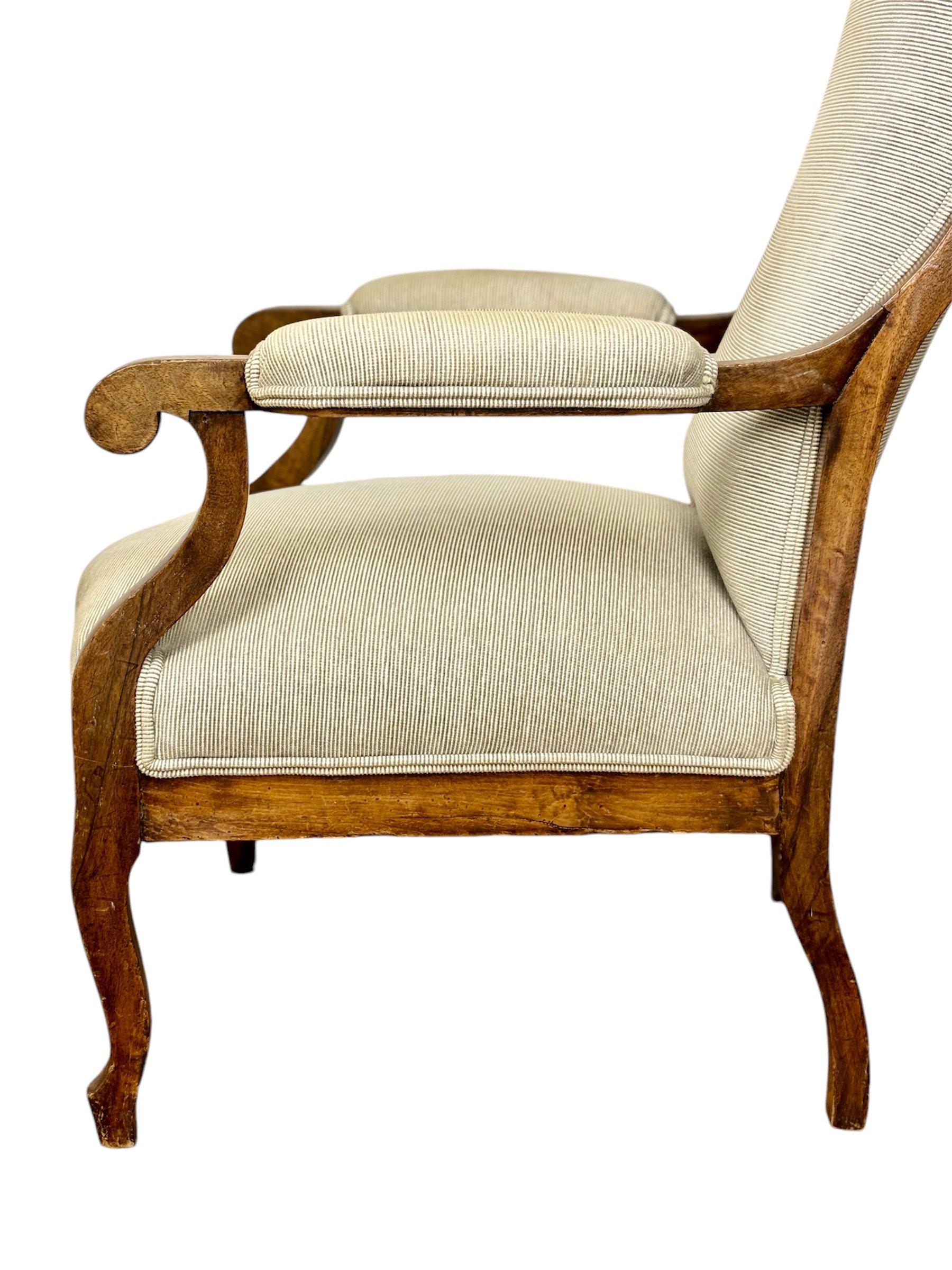Sillón Voltaire francés Circa 1.940, realizado en madera de nogal en venta 2