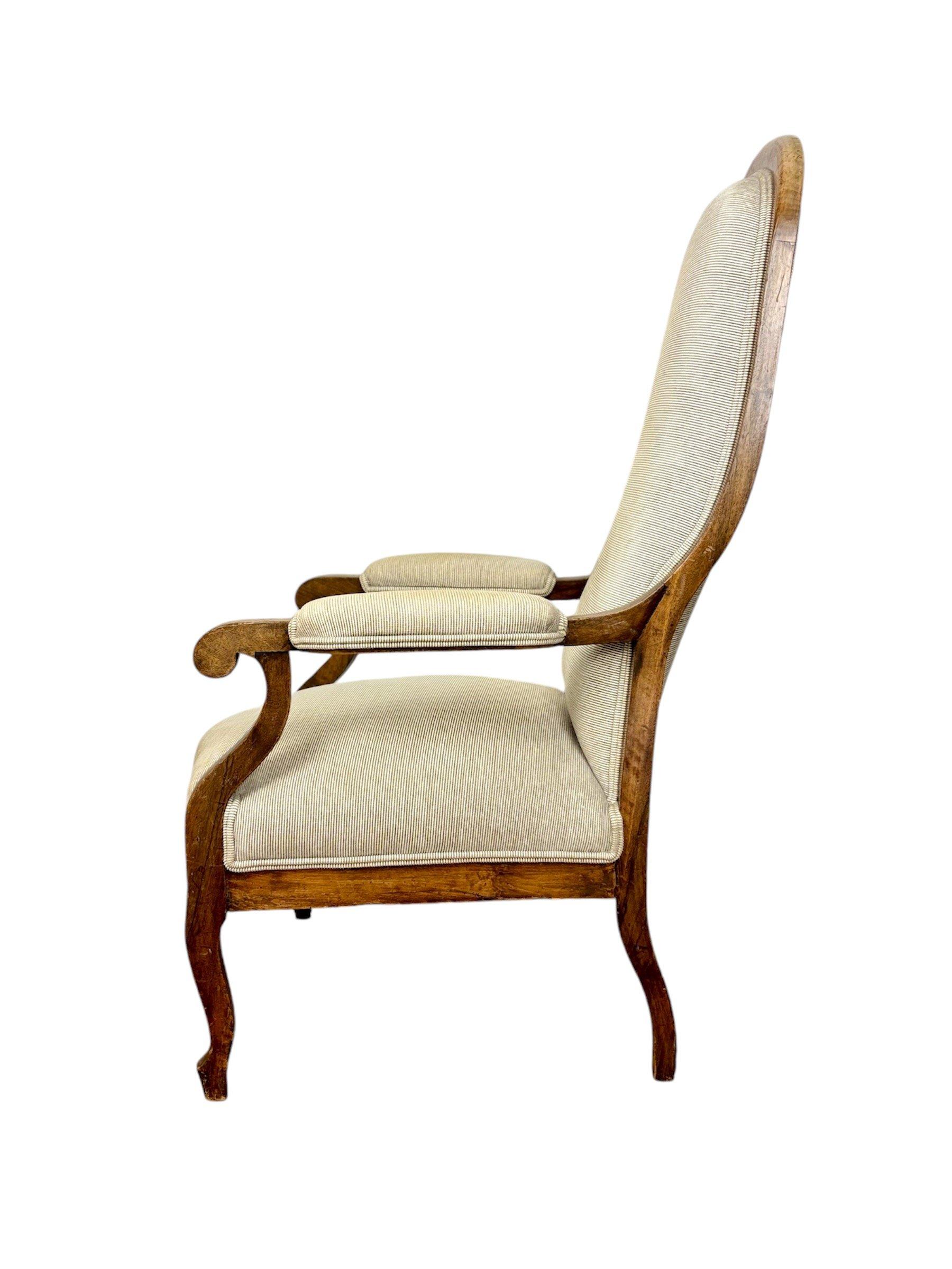 Sillón Voltaire francés Circa 1.940, realizado en madera de nogal en venta 3