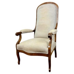 Sillón Voltaire francés Circa 1.940, realizado en madera de nogal