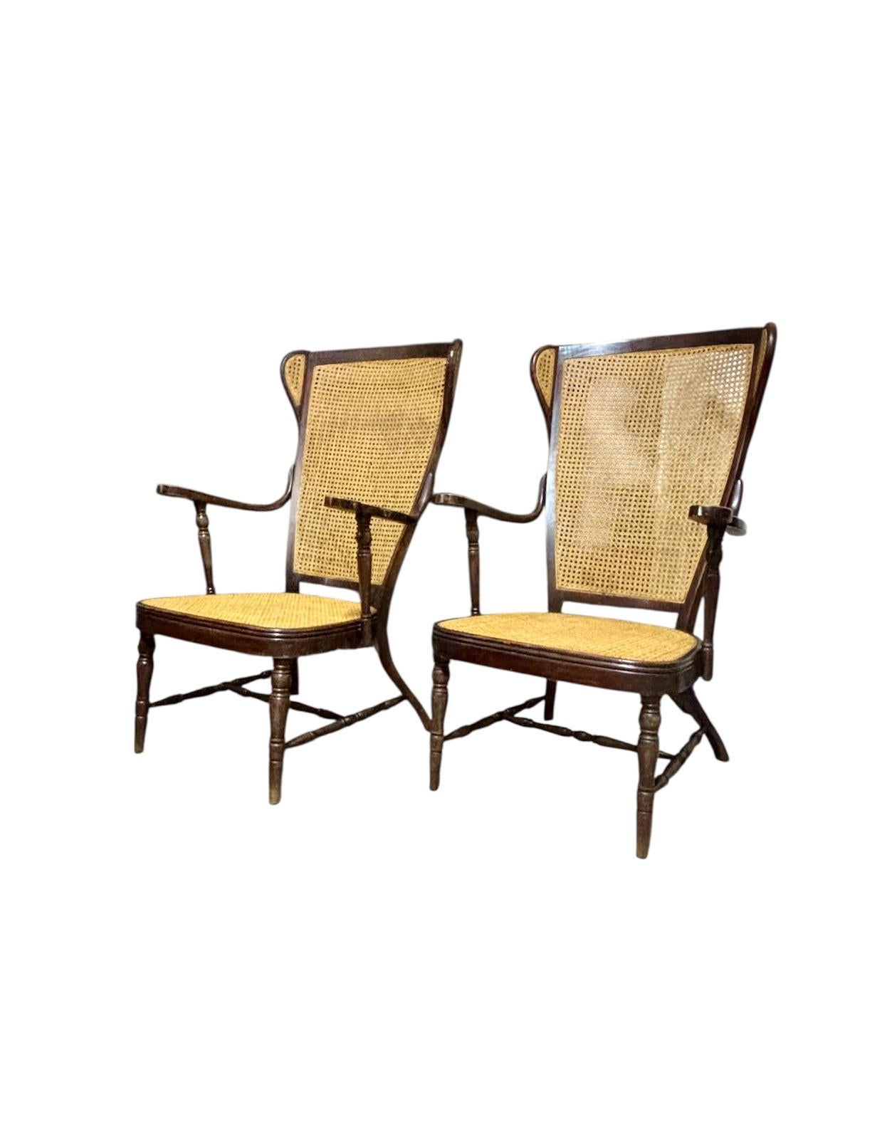 Sillones franceses Circa 1.950, realizados en madera de caoba y con respaldo y asiento de rejilla.