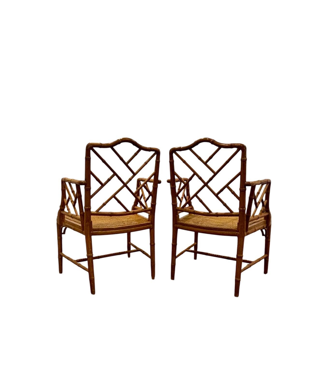 Sillones ingleses Chippendale de falso bambú Circa 1.960, realizados en madera de haya y con el asiento de ratán entrelazado.
Medidas:
Alto respaldo 92cm
Alto asiento 41cm
Ancho 60cm
Fondo 50cm