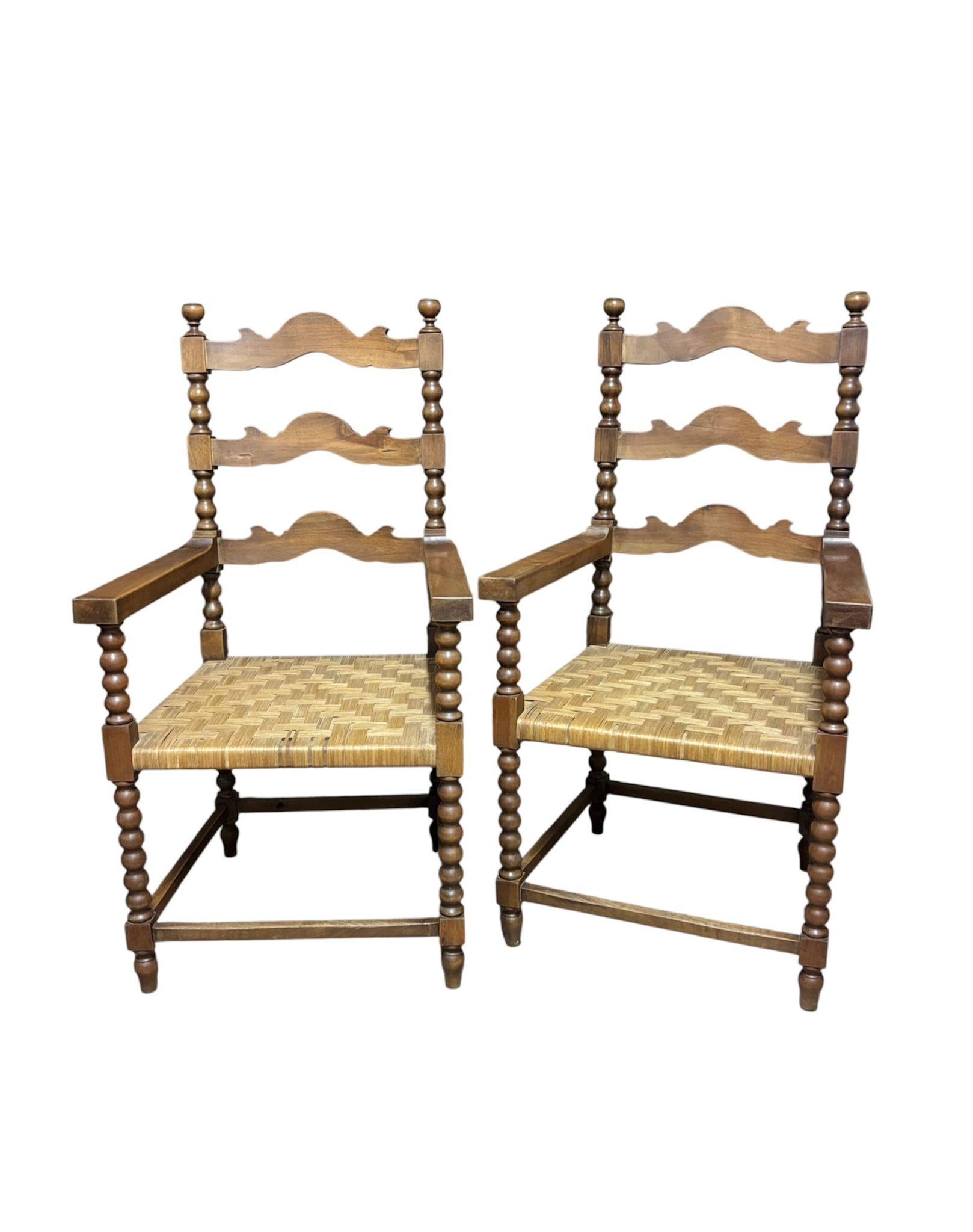 Sillones rústicos españoles CIRCA 1.850, realizzati in madera di Roble bobinada teñida, enea plana nell'asiento e respaldo di scala.
Con dettagli influenzati dall'estilo Arts & Crafts o dall'estetismo.
Medidas:
Alto respaldo 117cm
Alto asiento