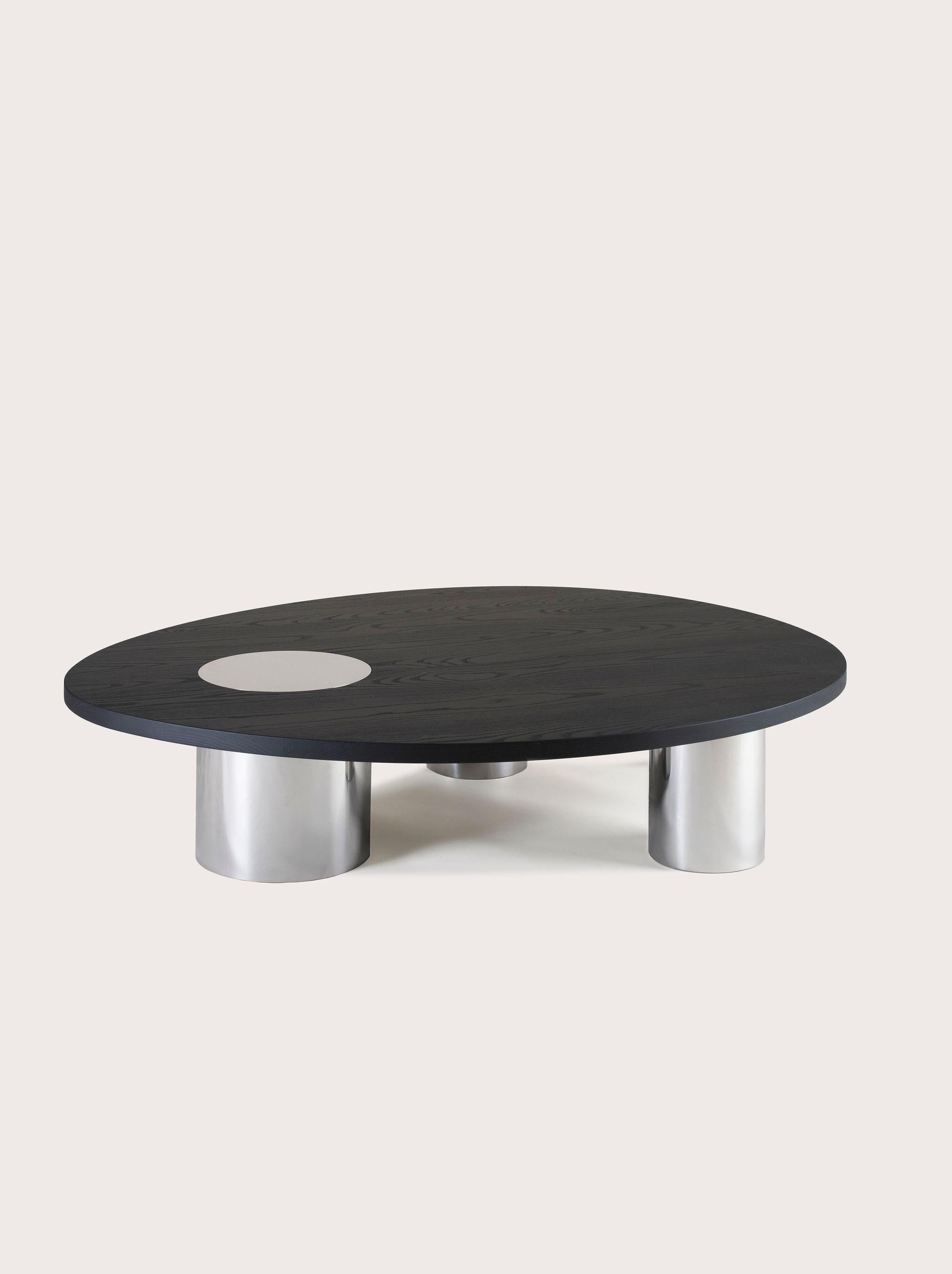Inspirées par la forme et la fonction des silos à grains, les sculpturales tables basses Silo se caractérisent par leur bois massif et leurs pieds enveloppés de laiton ou d'acier inoxydable finis à la main. Les tables basses sont disponibles en deux