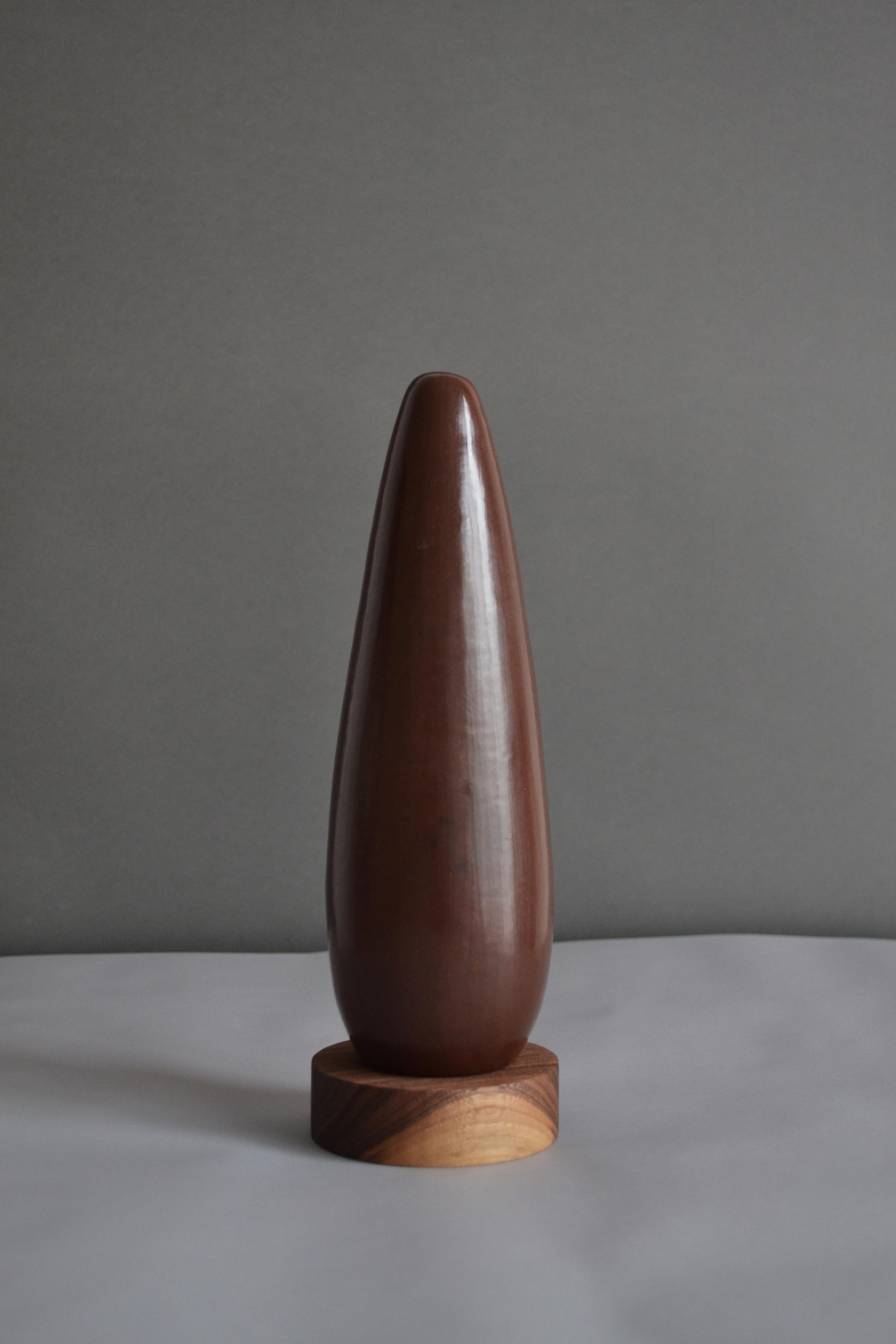Silo is a sculpture that bases its beauty on the material in which it is made.
Made of wild clay from the Mixteca mountains, this clay is cleaned in filters for 20 days before being molded by hand, polished with crushed red stone to obtain this