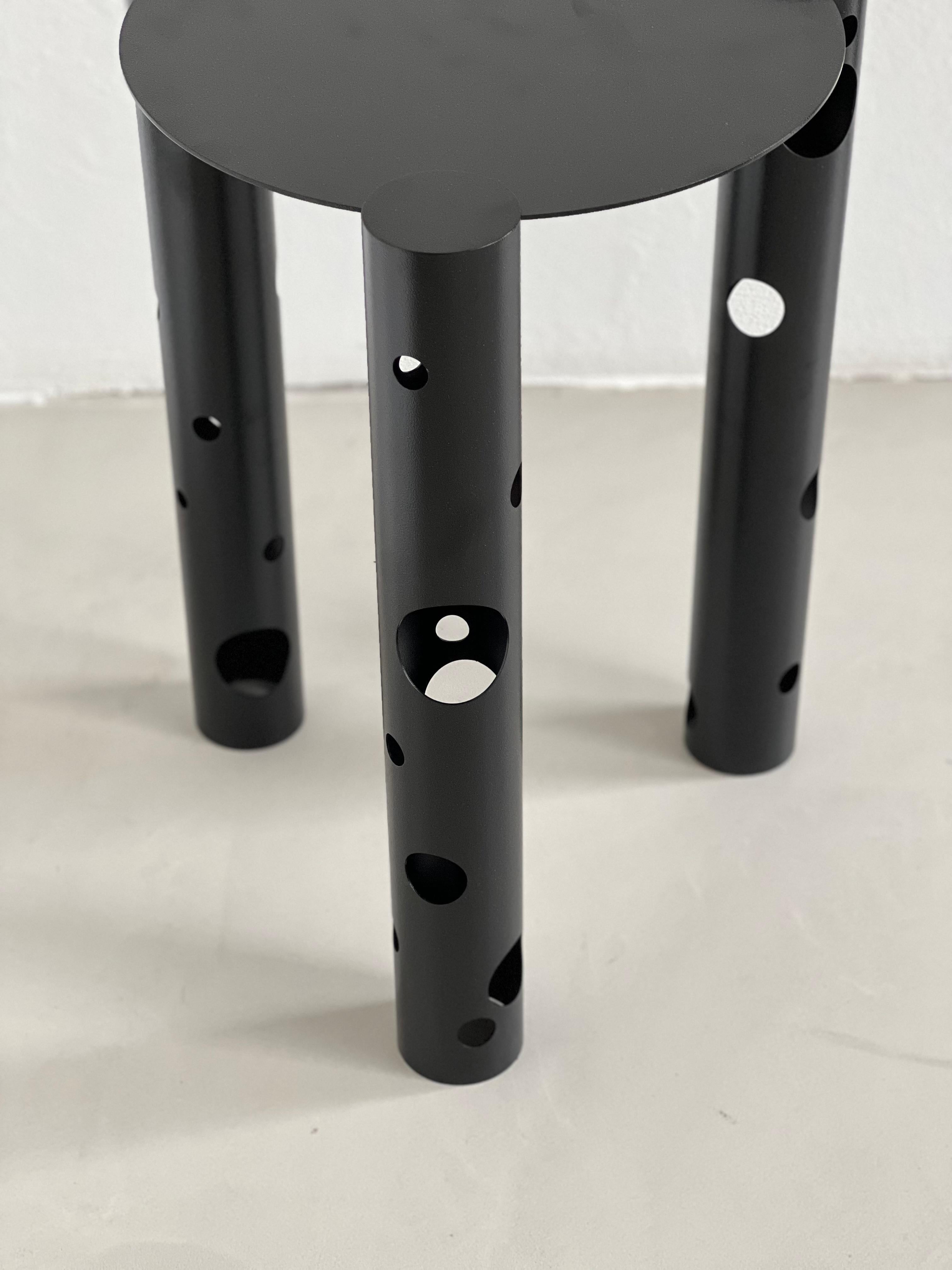 Mesa auxiliar Silös de metal de Spinzi, diseño contemporáneo y coleccionismo italiano en venta 2
