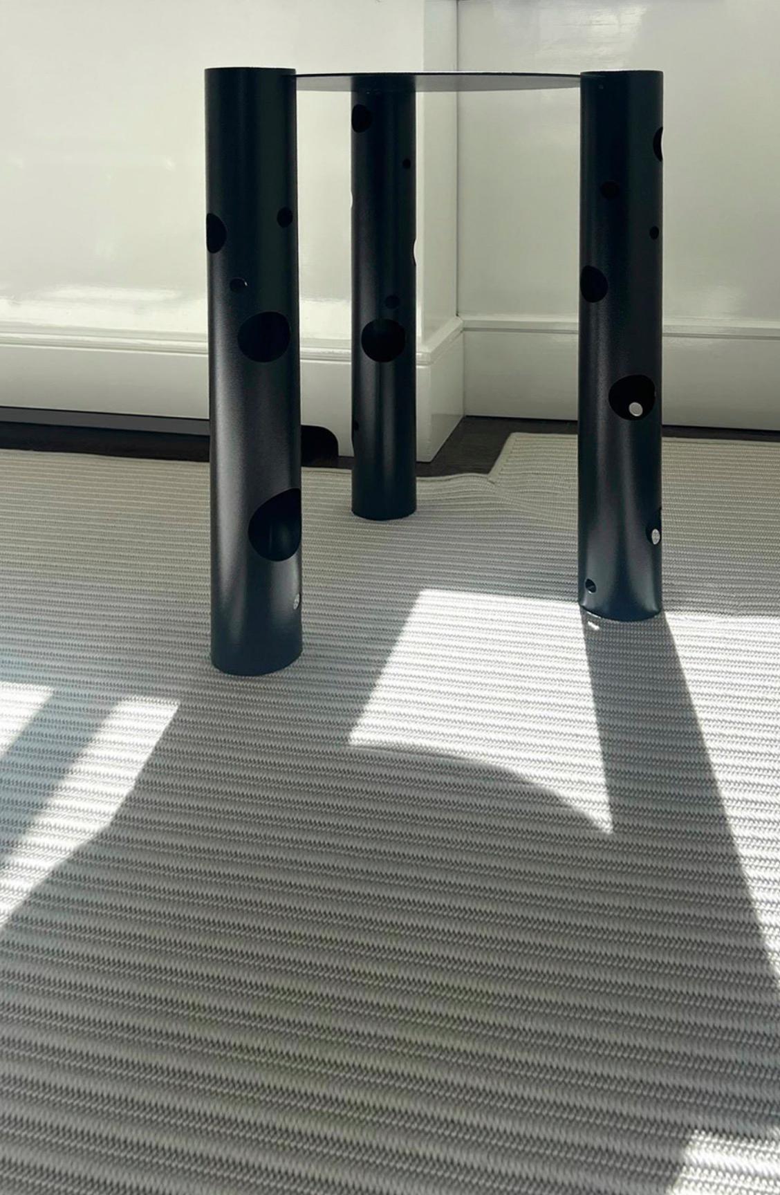 Muebles modernos de colección - Mesa auxiliar de metal - Mesa auxiliar Spinzi Silos

De la colección Spinzi Silos, y encargada originalmente para una maravillosa casa adosada del Upper East Side de Nueva York, ésta es la mesa auxiliar