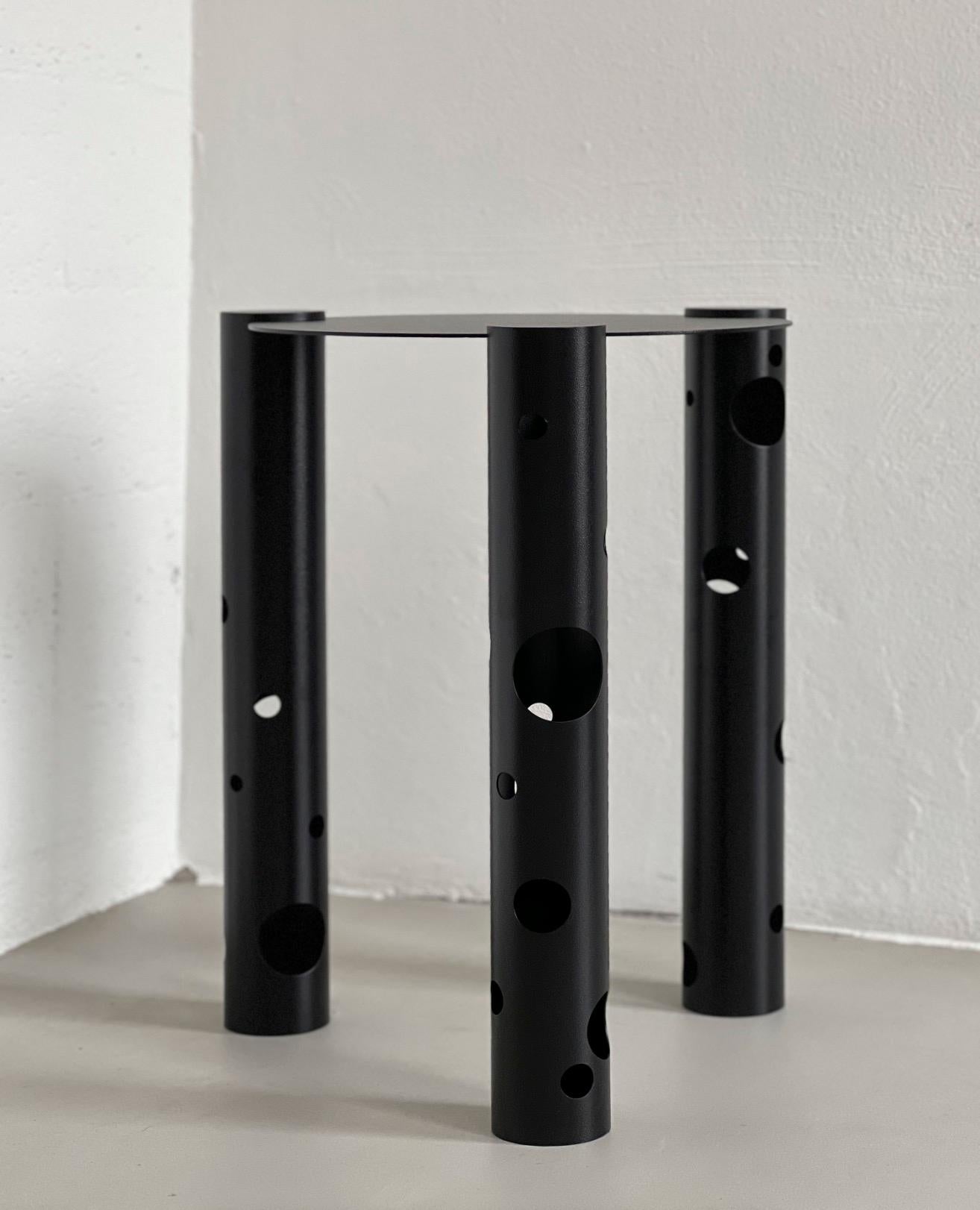 Mesa auxiliar Silös de metal de Spinzi, diseño contemporáneo y coleccionismo italiano Siglo XXI y contemporáneo en venta