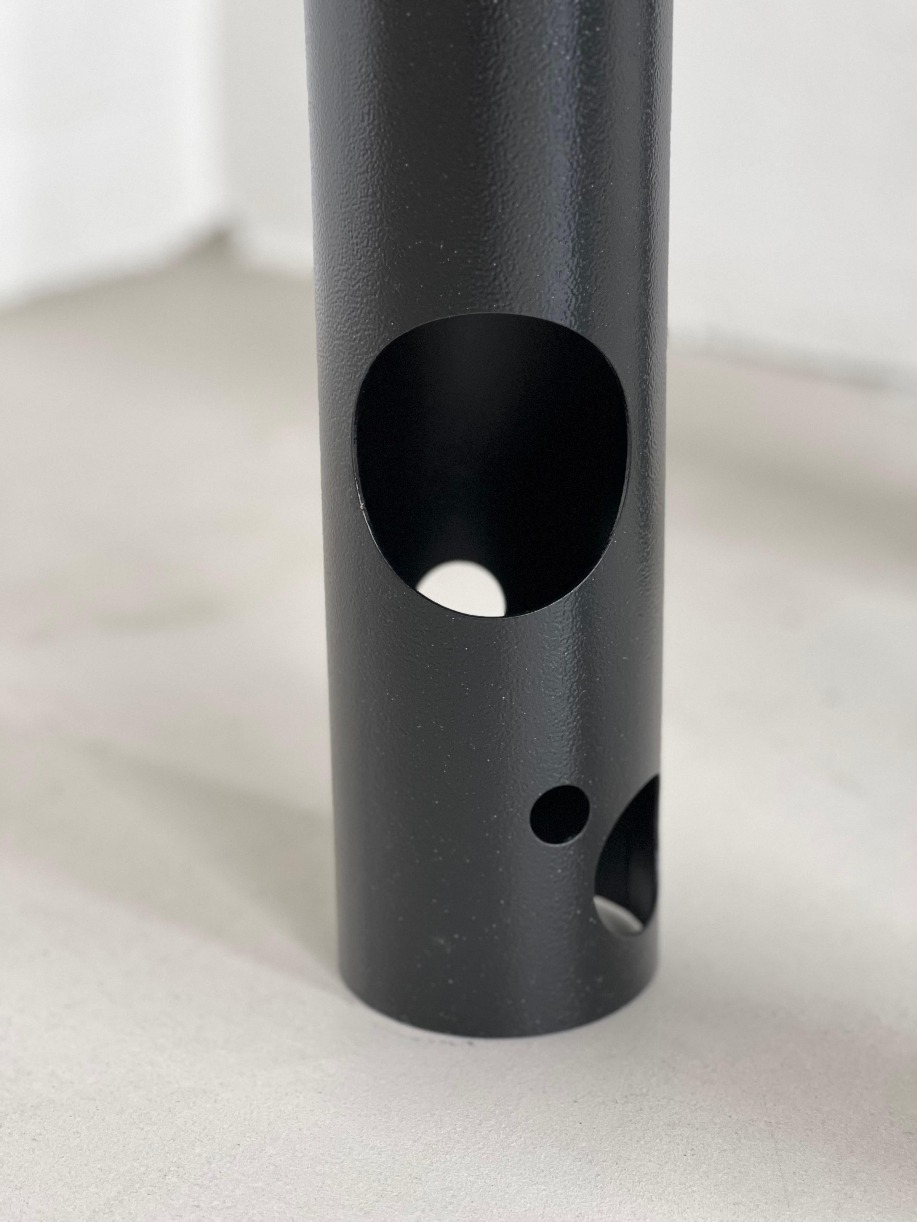 Mesa auxiliar Silös de metal de Spinzi, diseño contemporáneo y coleccionismo italiano Acero en venta