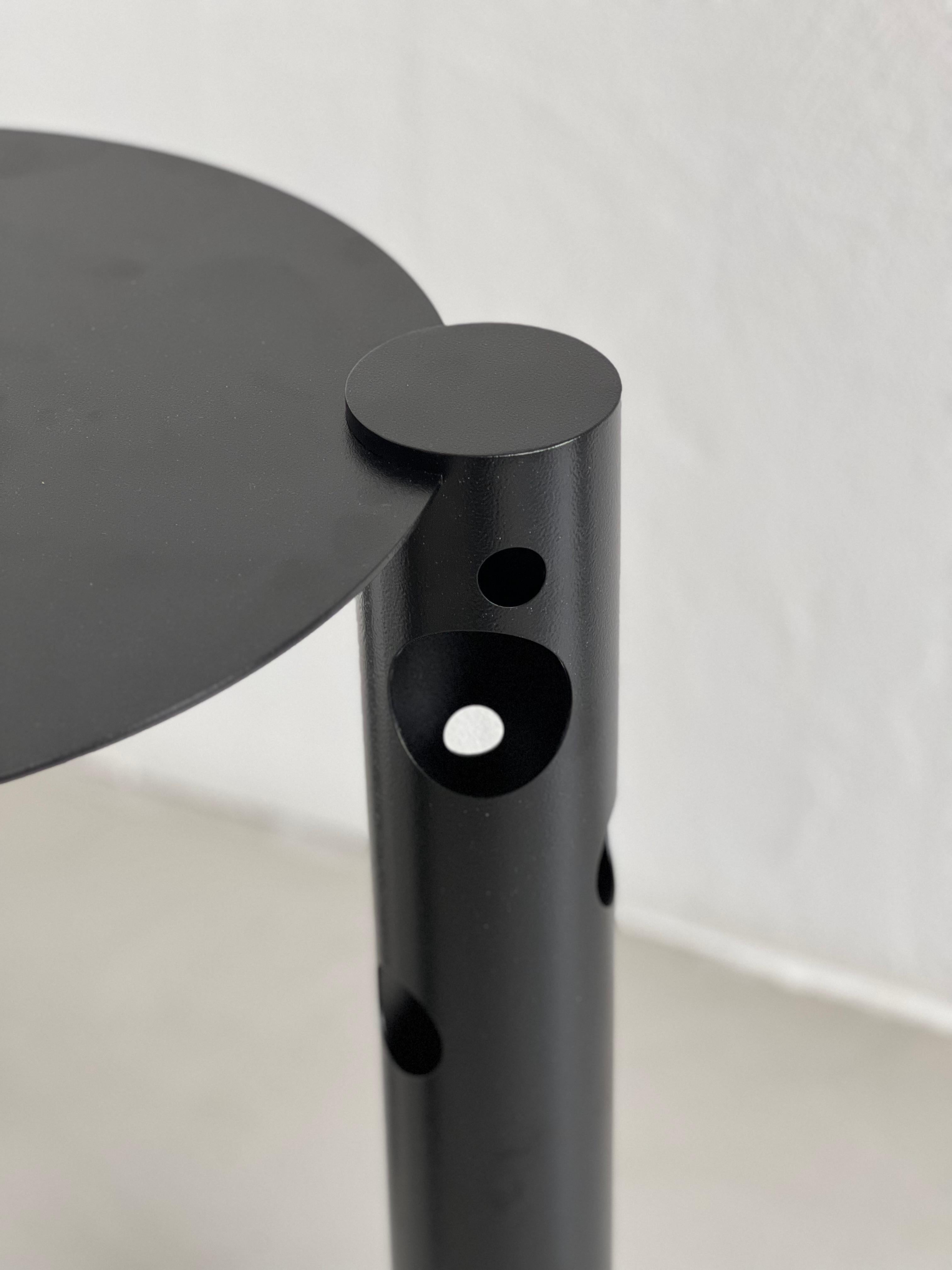Mesa auxiliar Silös de metal de Spinzi, diseño contemporáneo y coleccionismo italiano en venta 1