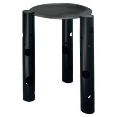 Mesa auxiliar Silös de metal de Spinzi, diseño contemporáneo y coleccionismo italiano