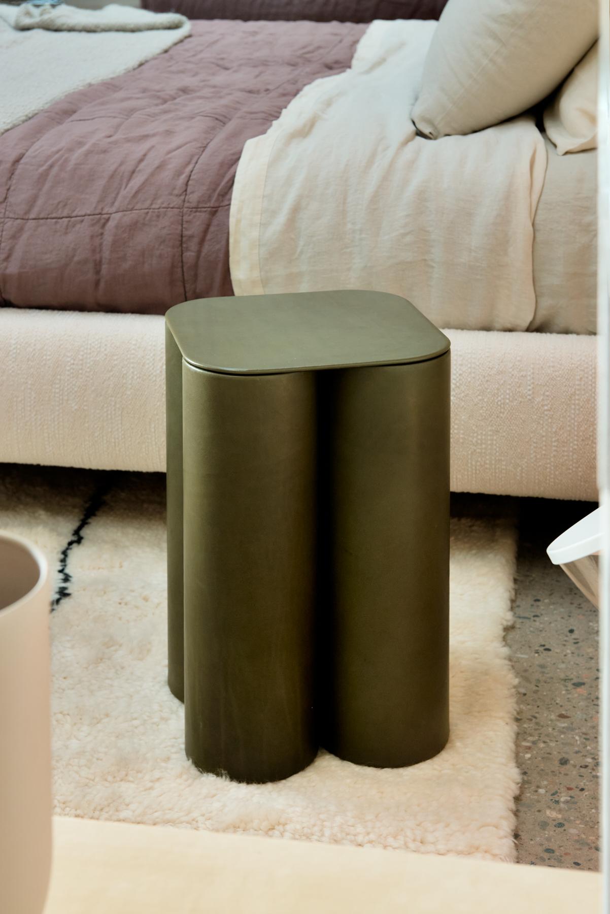 Petite table d'appoint Silos en acier, papier et cuir tanné au végétal par UNIQKA
Conçu par Studiopepe
Dimensions : D 30 x L 30 x H 45 cm. 
MATERIAL : Cuir tanné au végétal, papier et acier.

Disponible en différentes couleurs. Veuillez nous