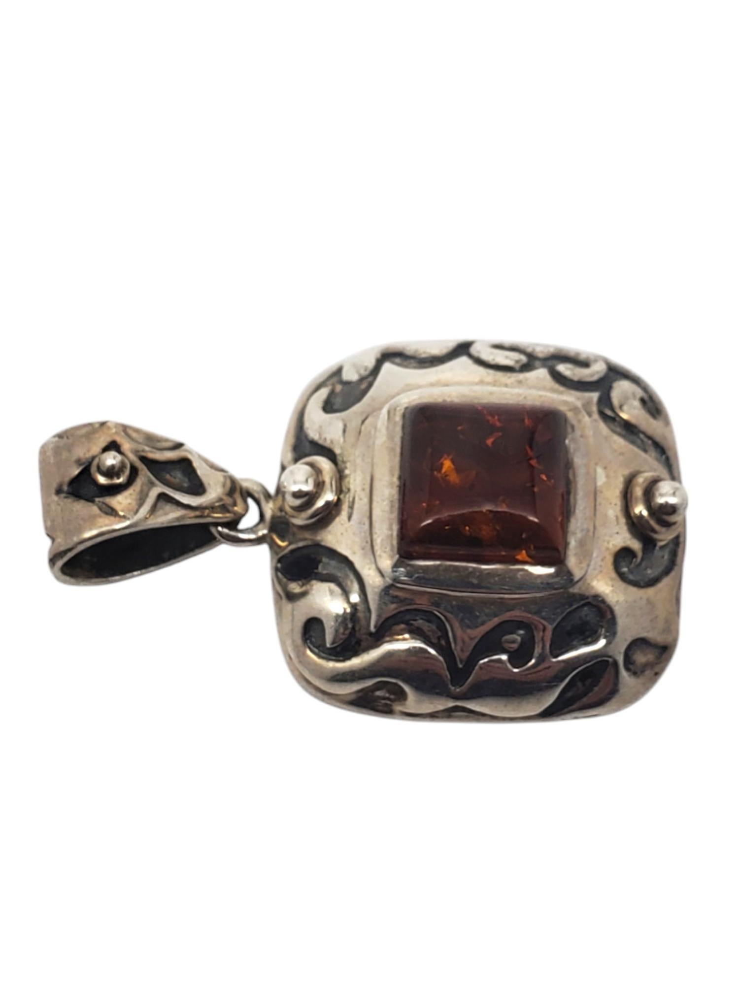 Ciondolo quadrato d'ambra in argento sterling - Silpada

Questo ciondolo vintage presenta uno splendido quadrato d'ambra (10,3 mm) al centro di un castone in argento sterling di Silpada.

Dimensioni: 36,1 mm x 24,5 mm

Timbrato: Silpada 925

Peso:
