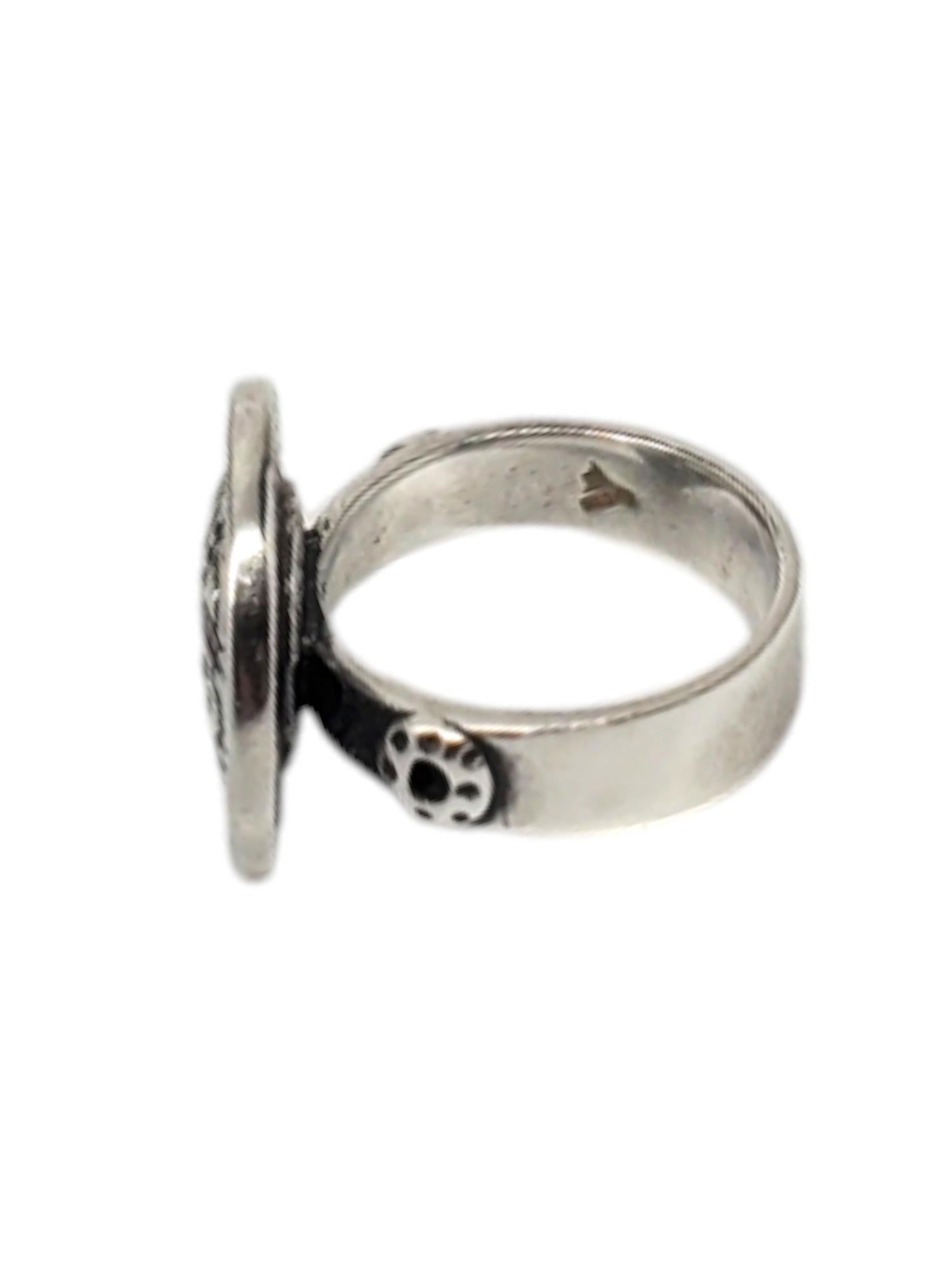 Silpada Sterling Silver Aztec Disc Ring-

This ring features a round shape with a mosaic disc design set in textured oxidized sterling silver by Silpada.

Shank: 6.06 mm

Size: 8

Front of ring approx. 20mm in diameter

Stamped: Silpada 925

Weigh: