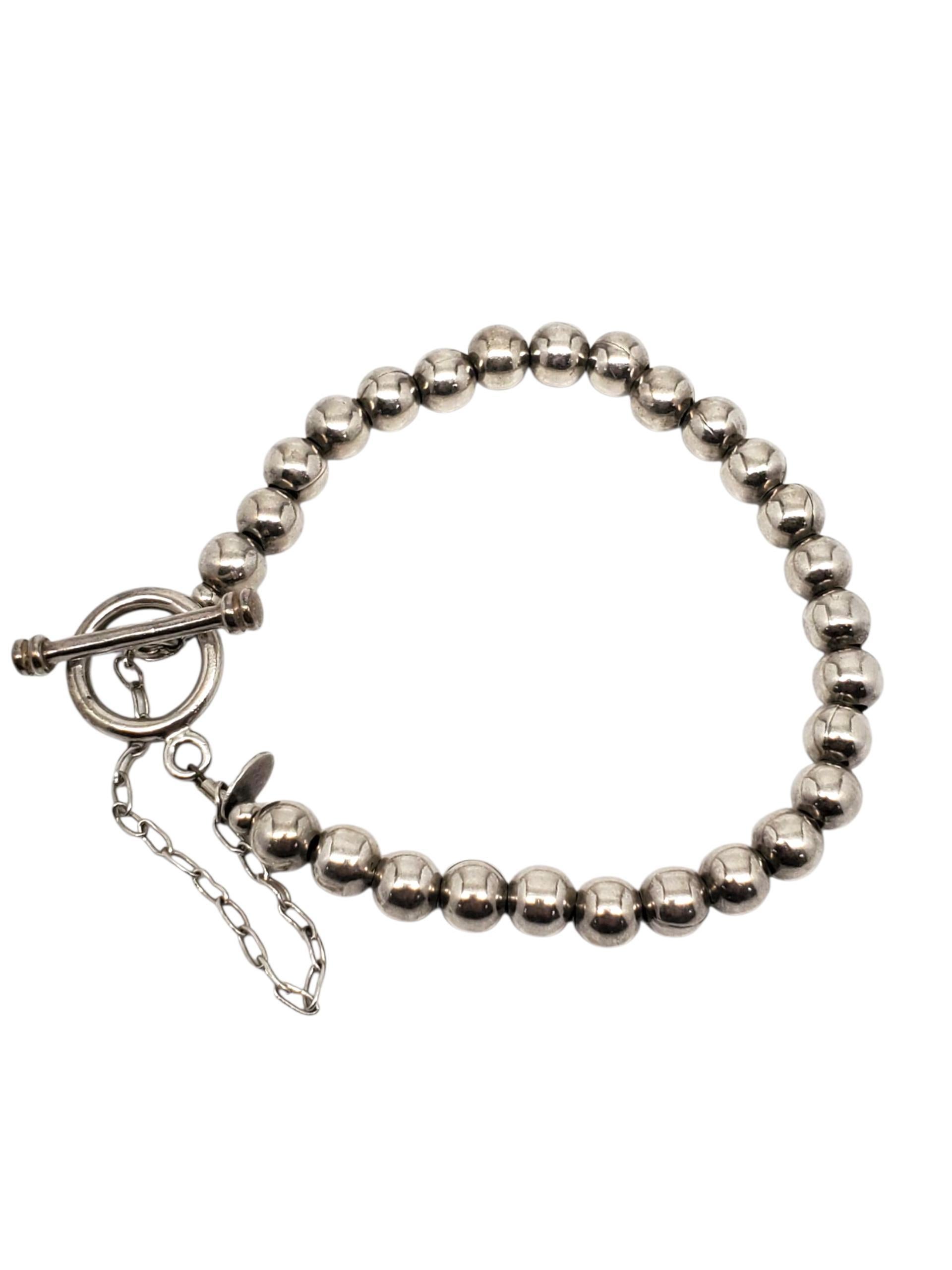 Braccialetto di perline in argento sterling di Silpada -

Questo bracciale classico in argento sterling di Silpada è caratterizzato da perline rotonde lucide con chiusura ad alamaro e catena di sicurezza.

Dimensioni: 6 3/4