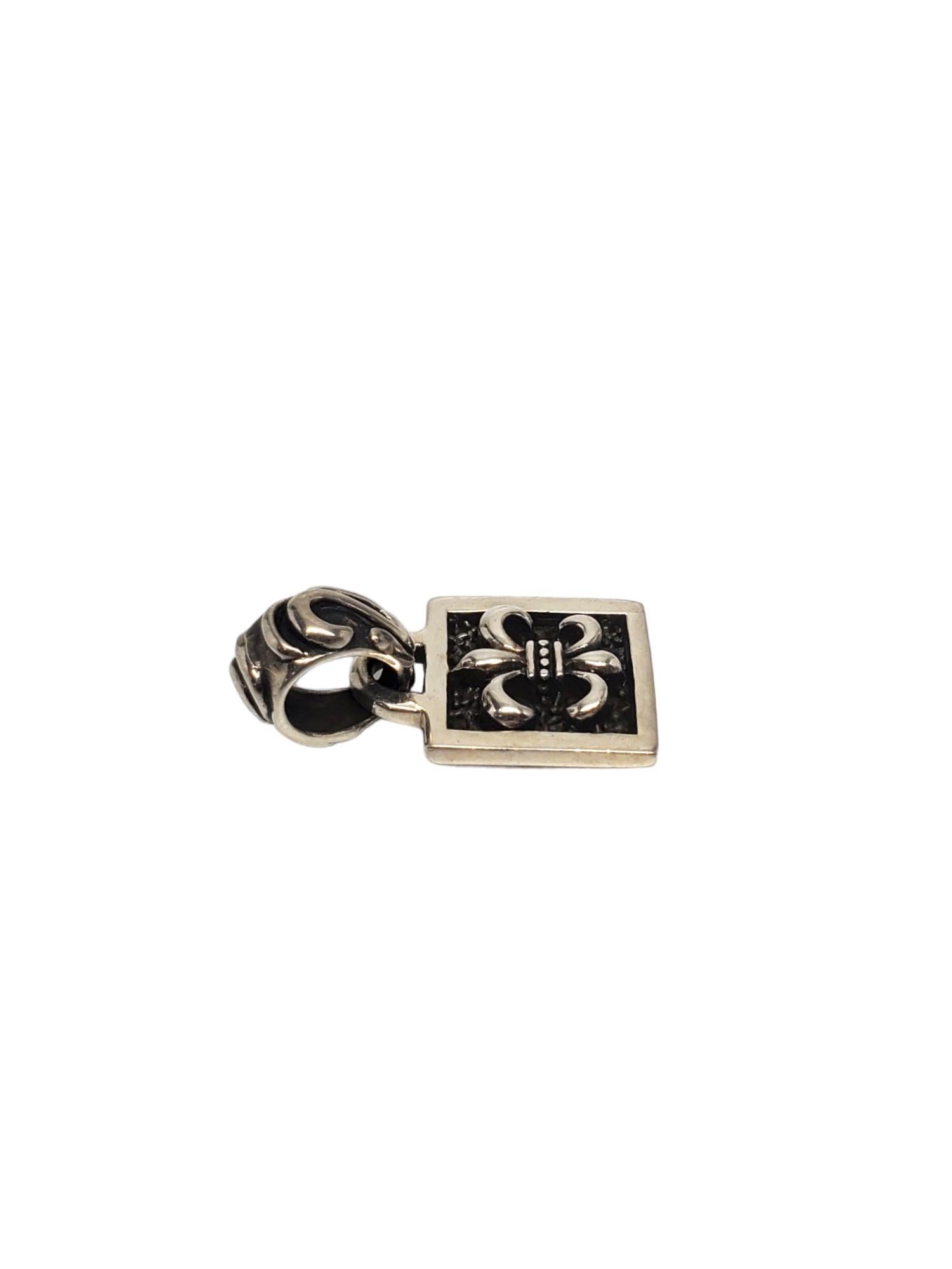 Ciondolo Fleur De Lis in argento sterling di Silpada...

Questo ciondolo Silpada è caratterizzato da una grande coda e da un fiore in rilievo al centro in argento sterling.

Dimensioni: 1,2 pollici x 0,6 pollici.

Timbrato: SILPADA 925

Peso: 5,0