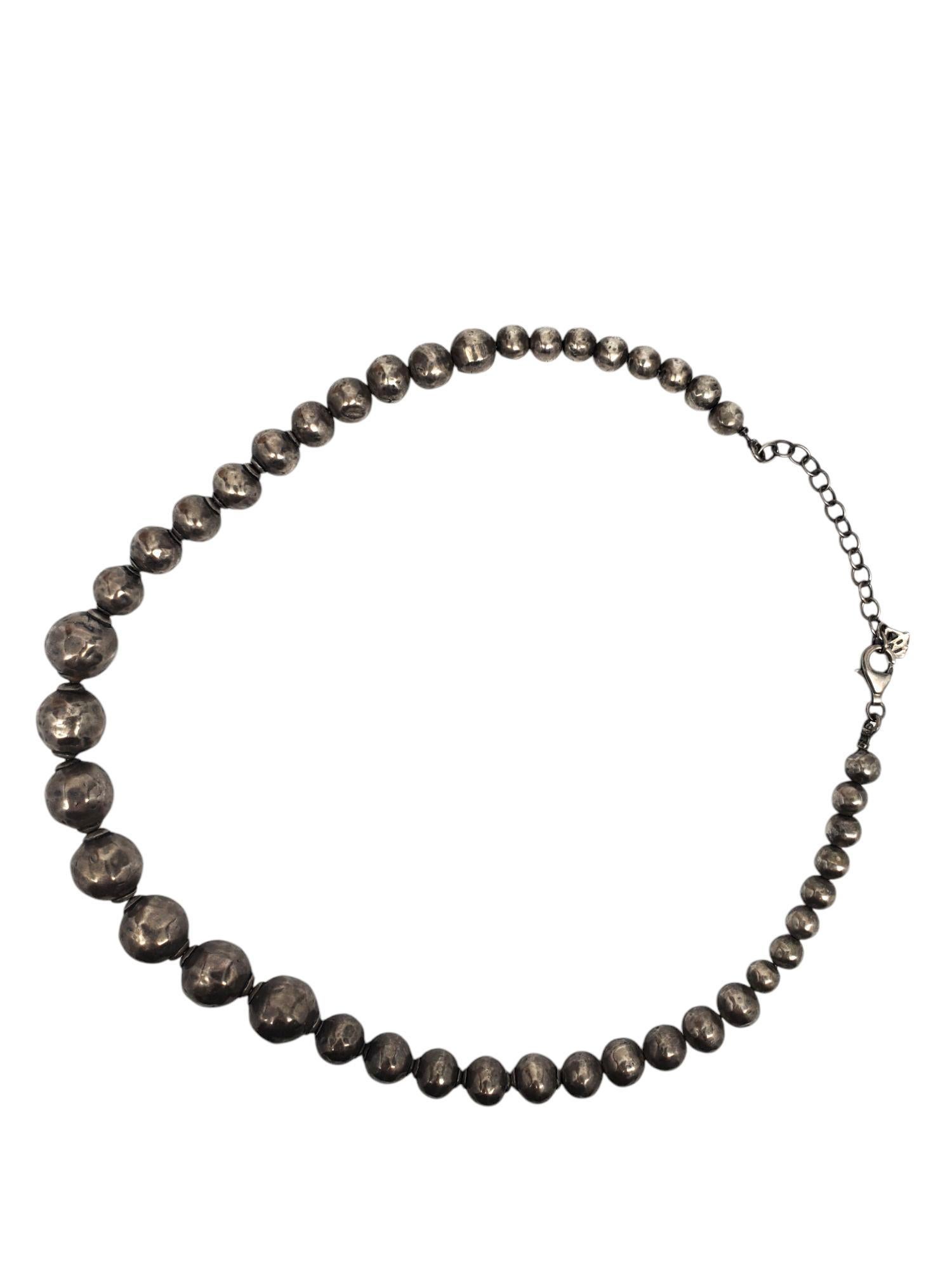 Silpada Sterling Silber gehämmert Perle Halskette -

Diese Silpada-Halskette im Vintage-Stil besteht aus graduierten, gehämmerten, oxidierten Sterlingsilberperlen mit einem Karabinerverschluss und einer Verlängerungskette.

Größe: 20 in