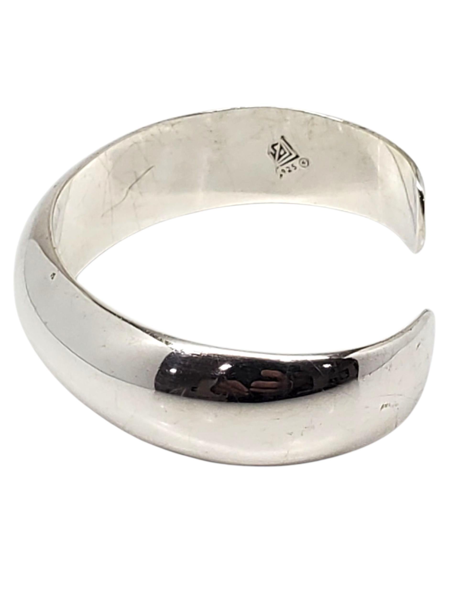 Bracciale in argento sterling lucidato Silpada -

Questo bellissimo bracciale Silpada presenta un'elegante fascia larga con finitura a specchio realizzata in argento massiccio.

Dimensioni: 6,5