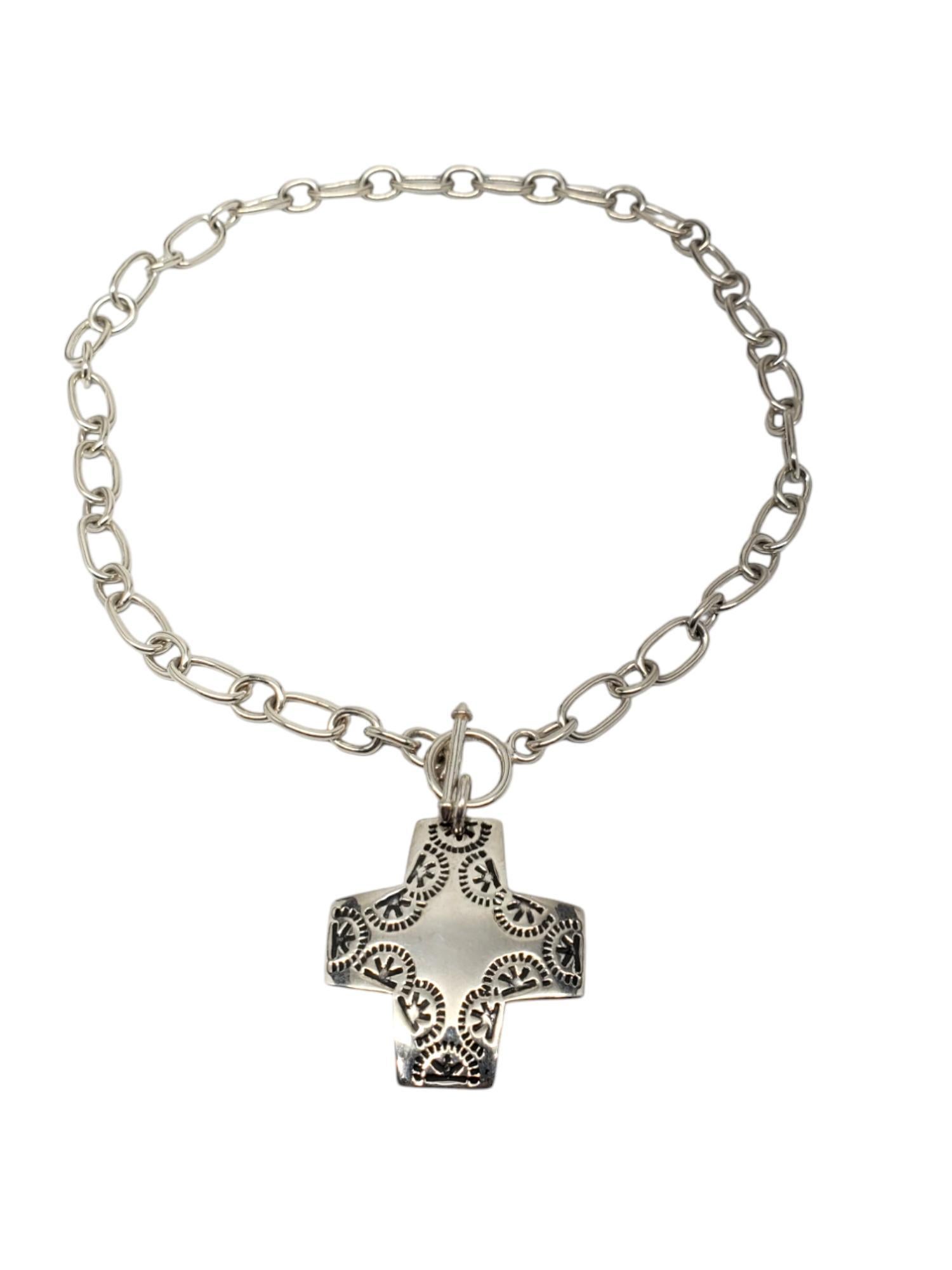 Collana a catena Virtuosity in argento sterling - Silpada

Questa collana d'argento Silpada vintage ritirata presenta una catena a cerchio con ciondolo a croce e chiusura ad alamaro.

Dimensioni: 16 pollici.
La croce misura circa 43 mm x 36,7
