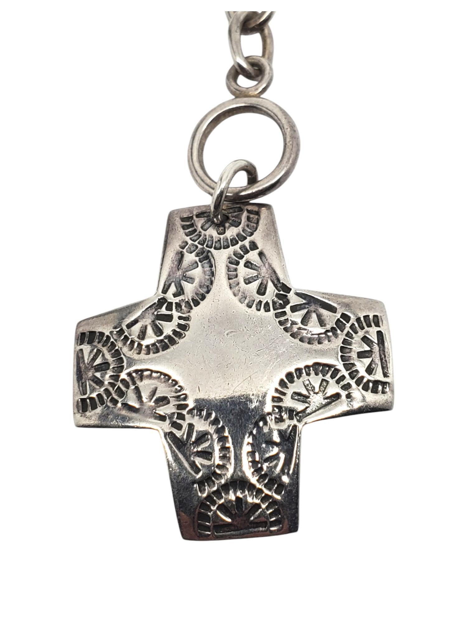 Collana con ciondolo a forma di croce della Virtuosità in argento sterling - Silpada

Questa collana vintage con ciondolo ha una catena a maglie da 18 pollici con una grande croce incisa in argento sterling pesante di Silpada.

Dimensioni: 18