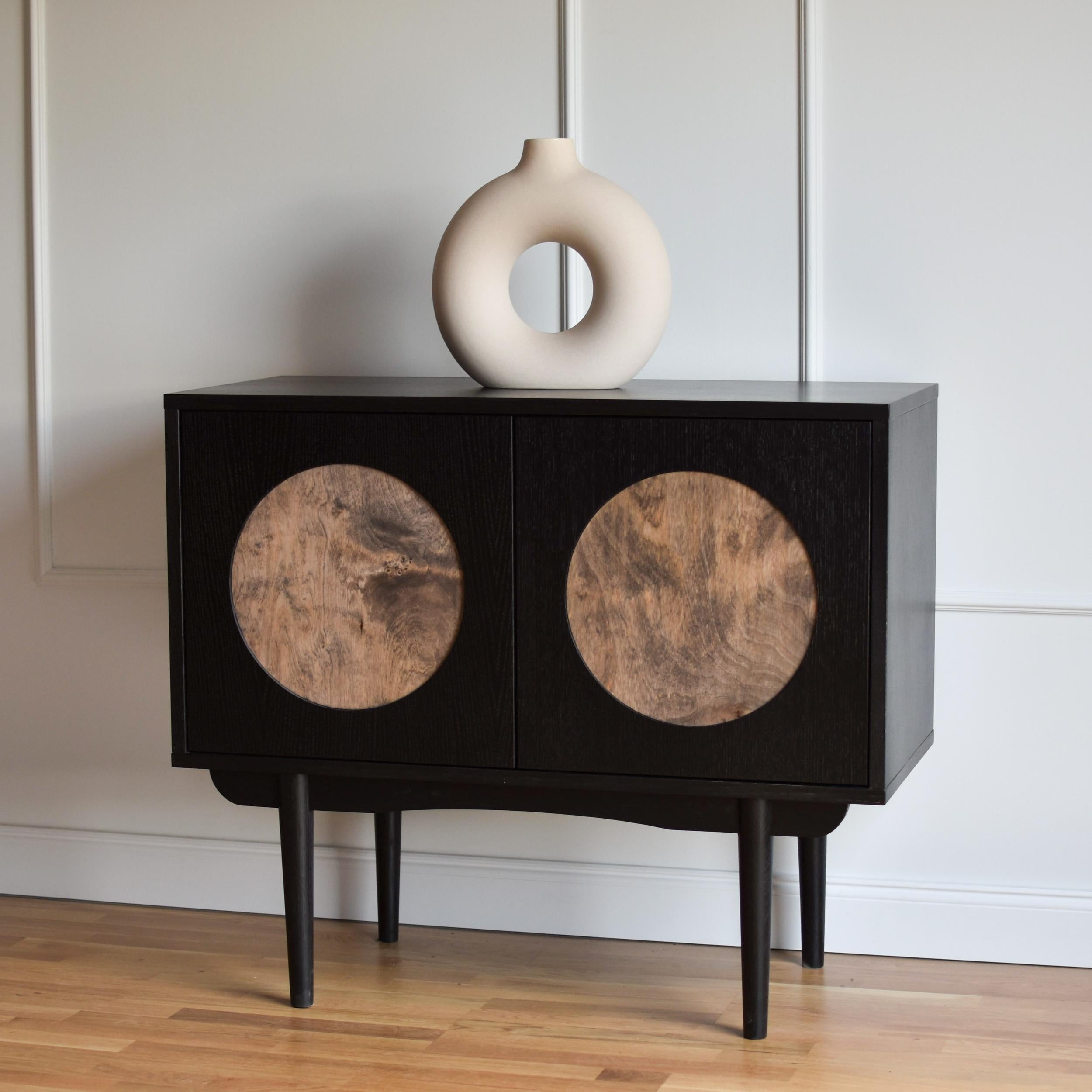 Credenza Sils di Pastform
Dimensioni: D 40 x L 100 x H 85 cm.
Materiali: Legno colorato e verniciato.

Disponibile in diverse finiture di colore del legno: Nobel, Rum, BPA, Whisky, Natura, Brandy e Schwarz. Contattateci.

Radicati in una buona