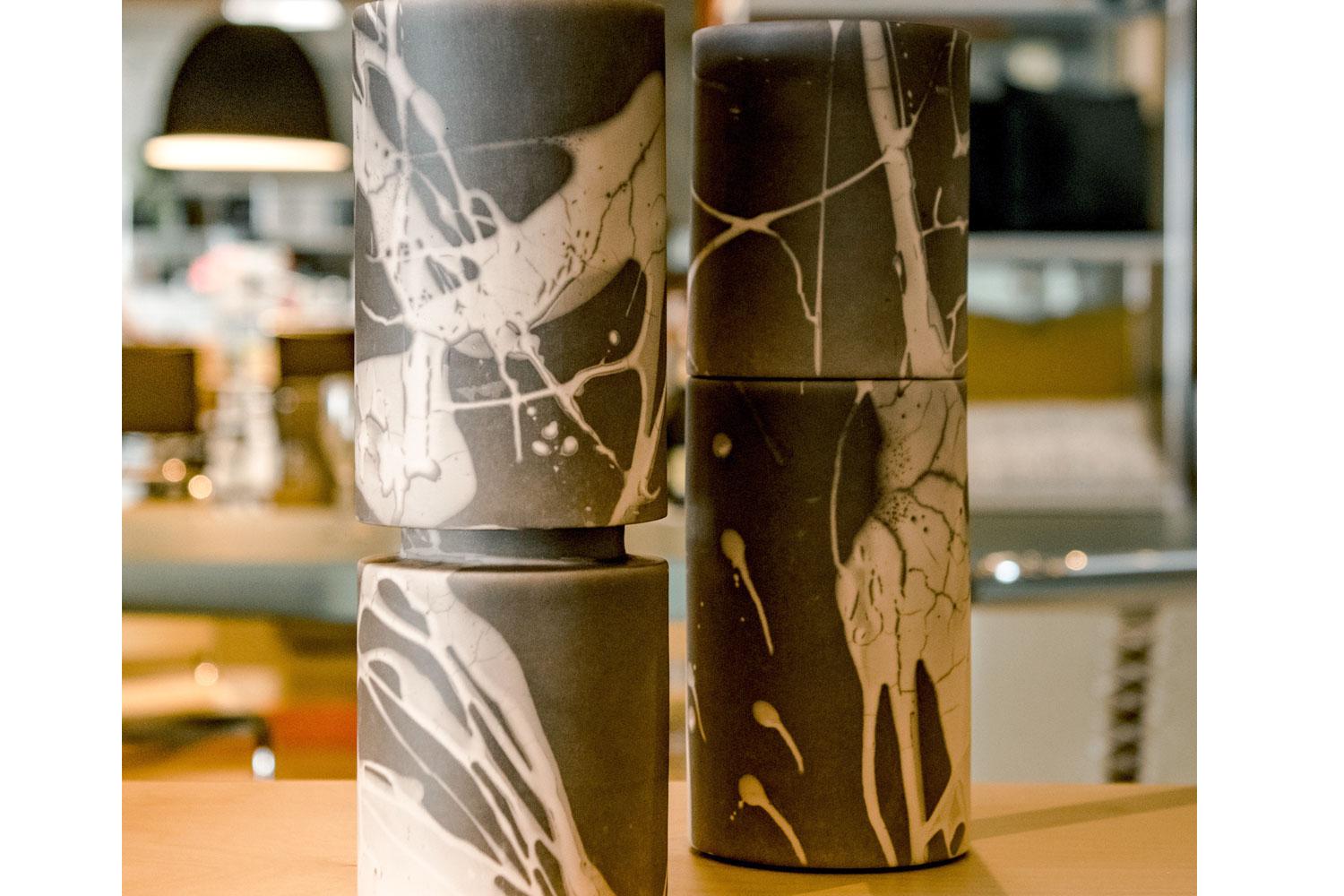 Français Grand vase en faïence texturée à la soie, Gilles Caffier en vente