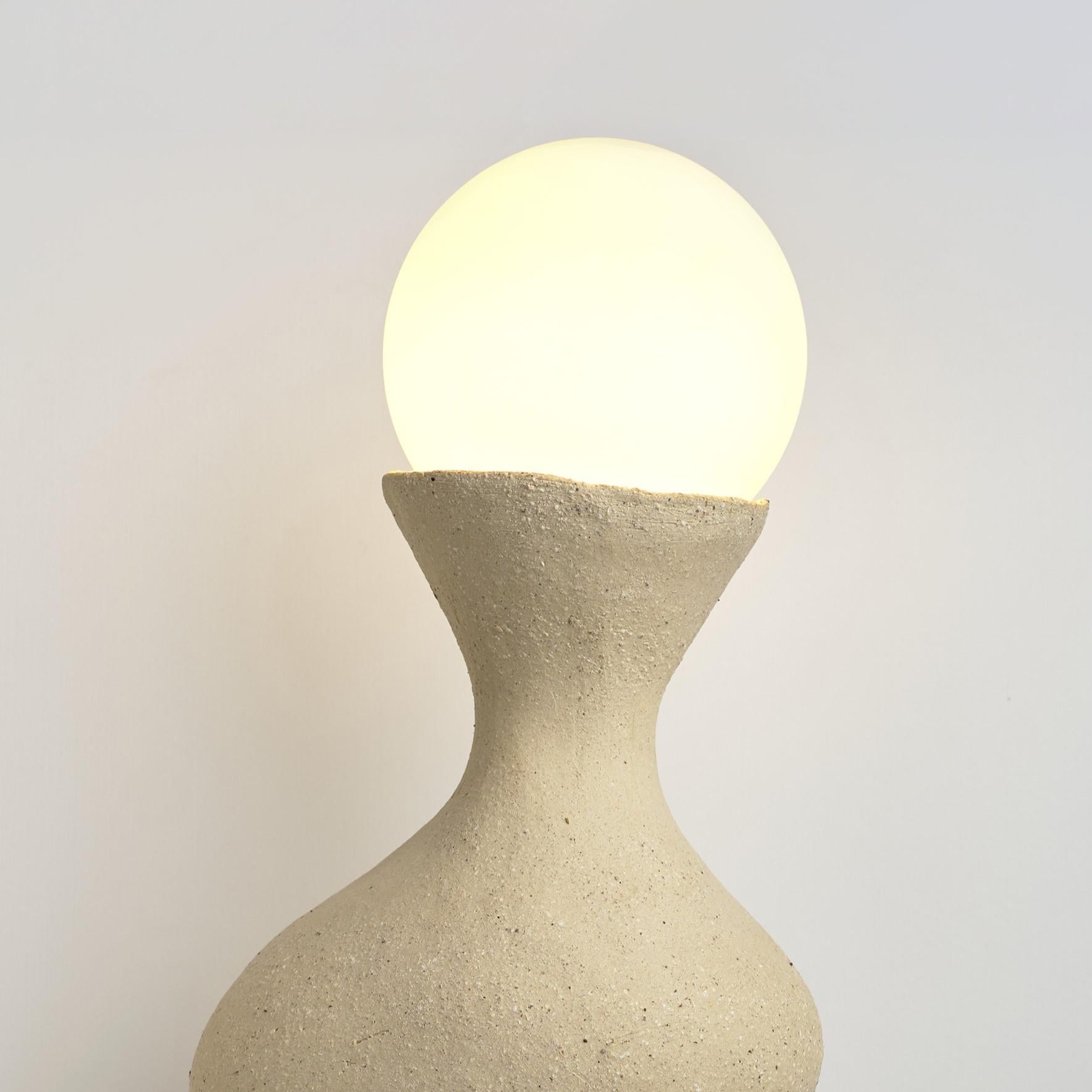 Tischlampe Silueta I von Camila Apaez (Postmoderne) im Angebot