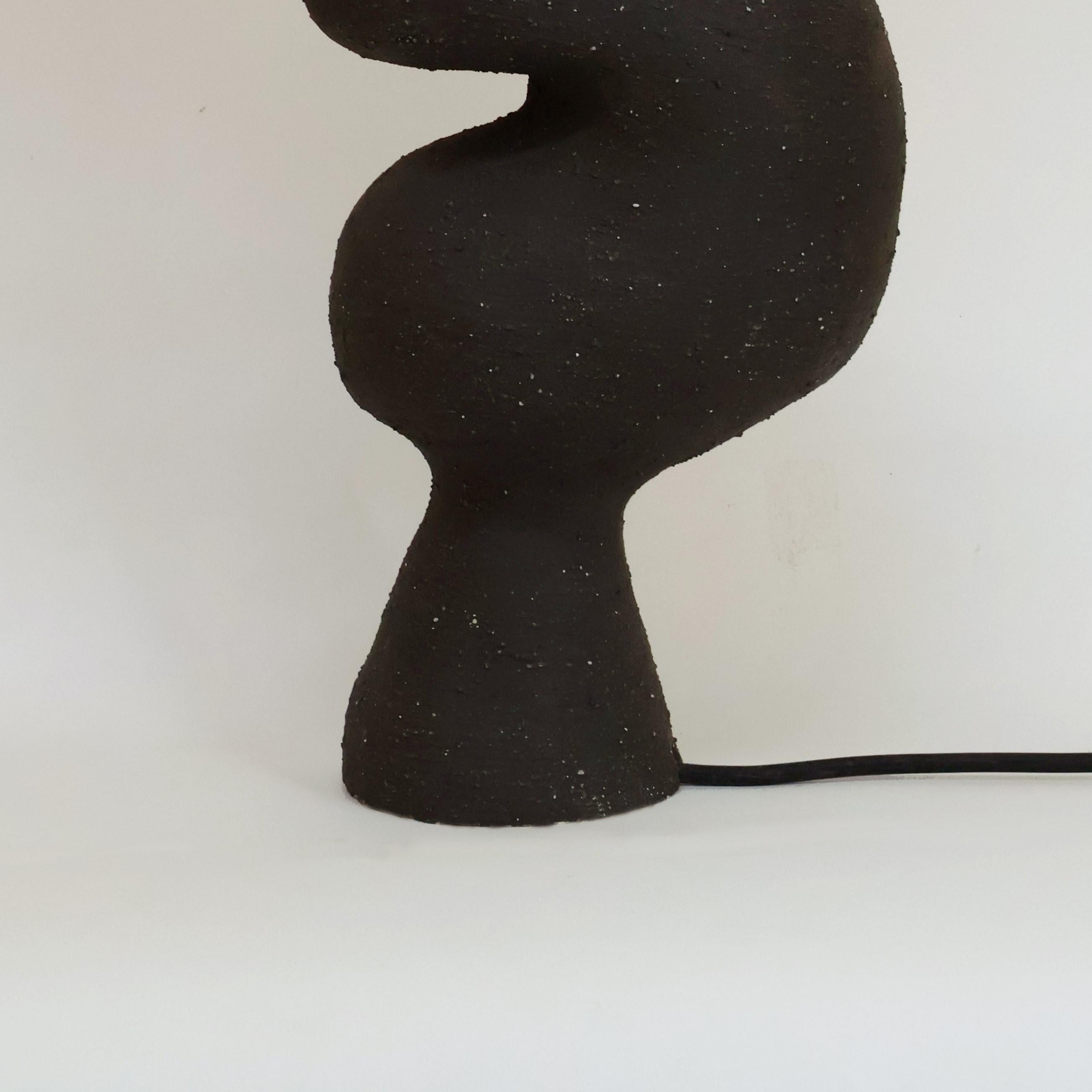 Tischlampe Silueta I von Camila Apaez (Glas) im Angebot