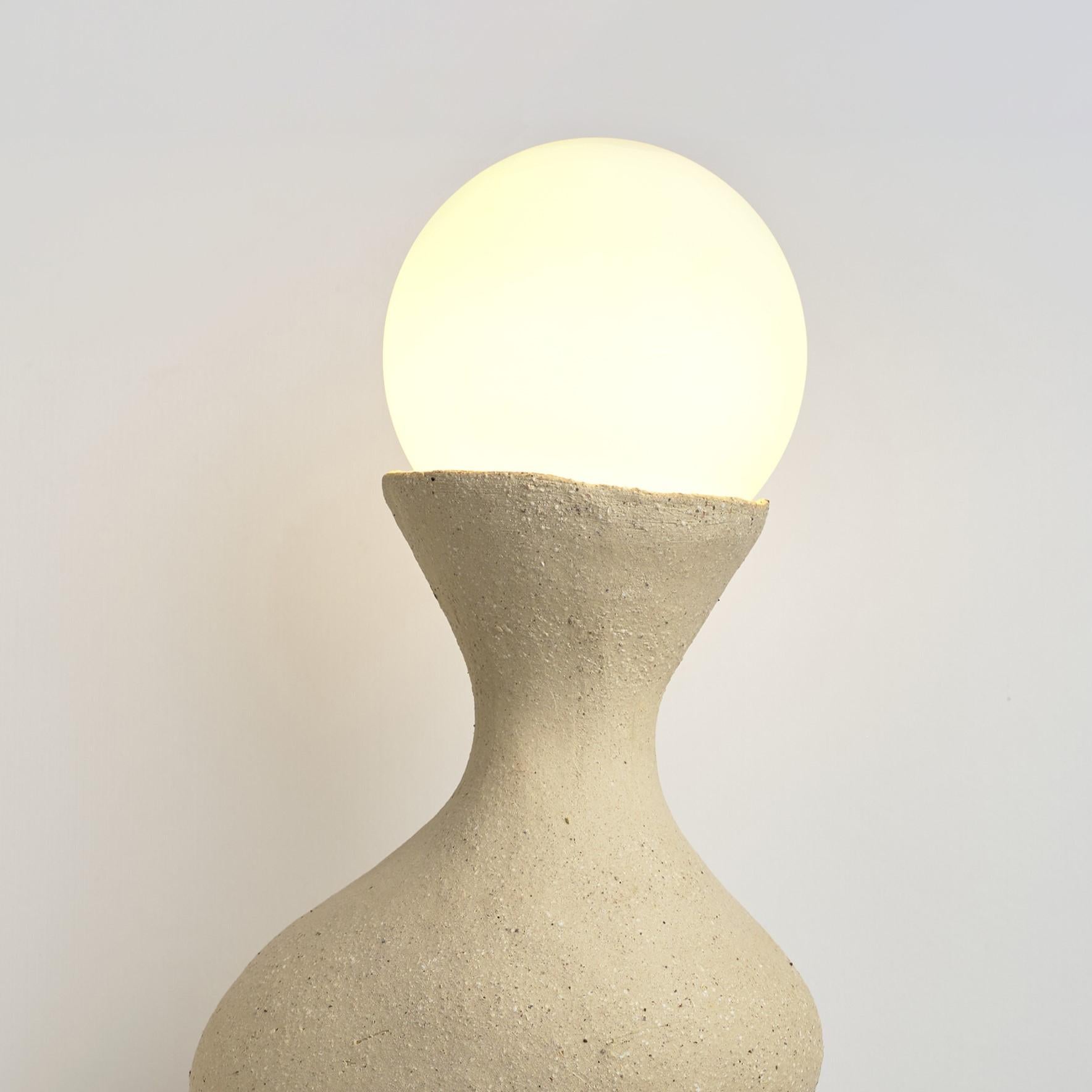 XXIe siècle et contemporain Lampe de table Silueta II de Camila Apaez en vente