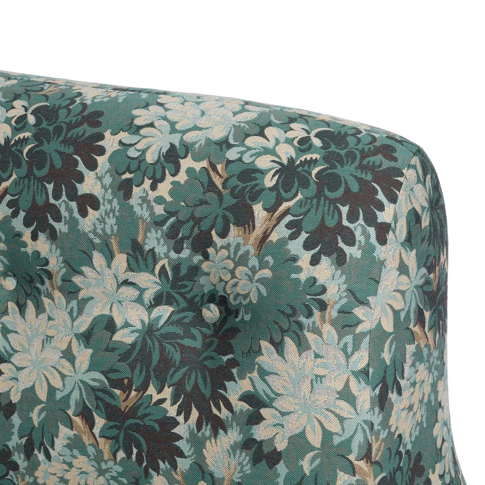 Envuelta en el rico jacquard SILVA, un estampado de archivo francés al estilo clásico de los tapices de verdura de los siglos XVII y XVIII, esta silla modernista de estilo sesentero es la unión de dos épocas icónicas del diseño. 

La Silla Castle es
