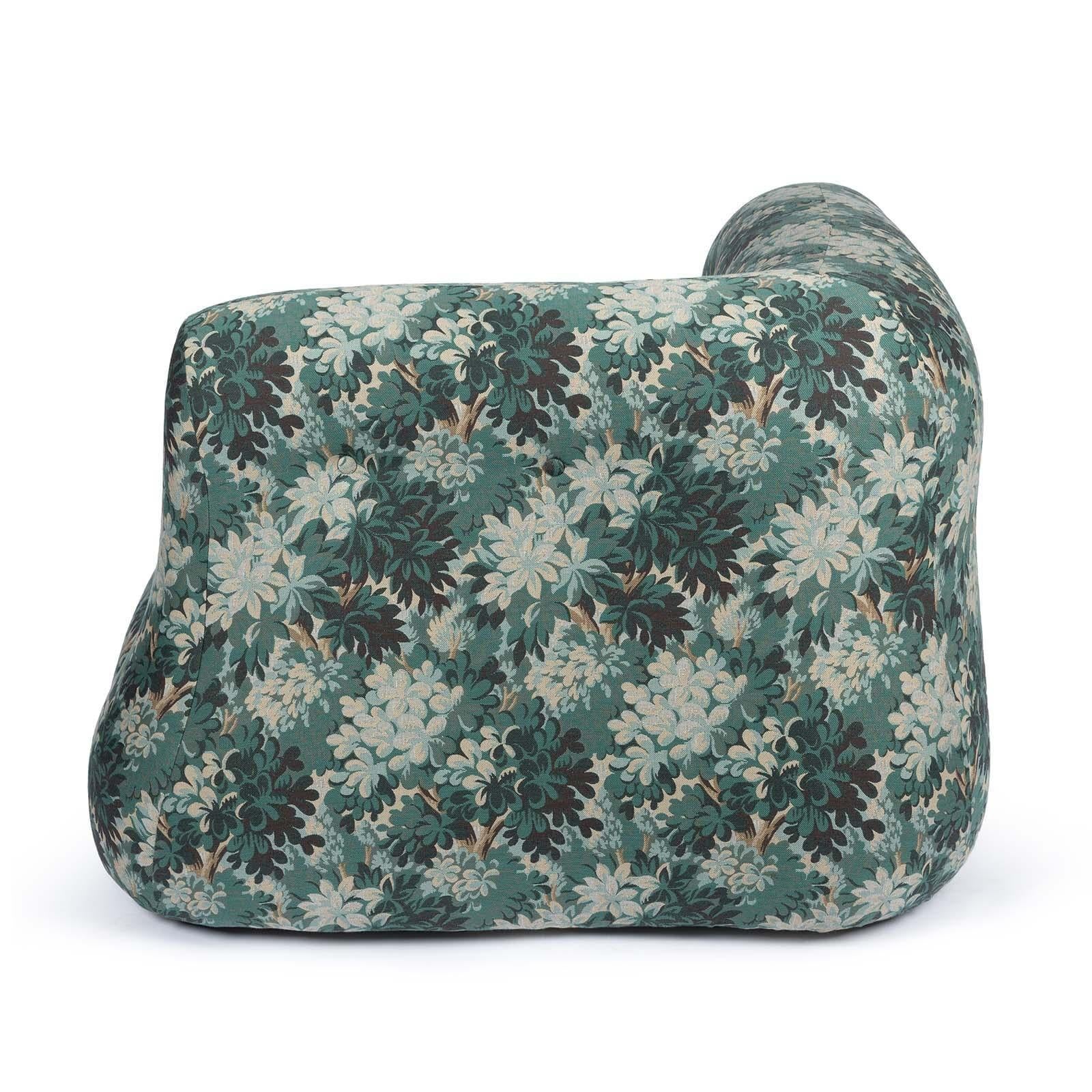 Revêtu du riche jacquard SILVA, un imprimé d'archives français dans le style classique des tapisseries de verdure des XVIIe et XVIIIe siècles, ce fauteuil d'angle moderniste des années 1960 est le mariage de deux époques emblématiques du design.