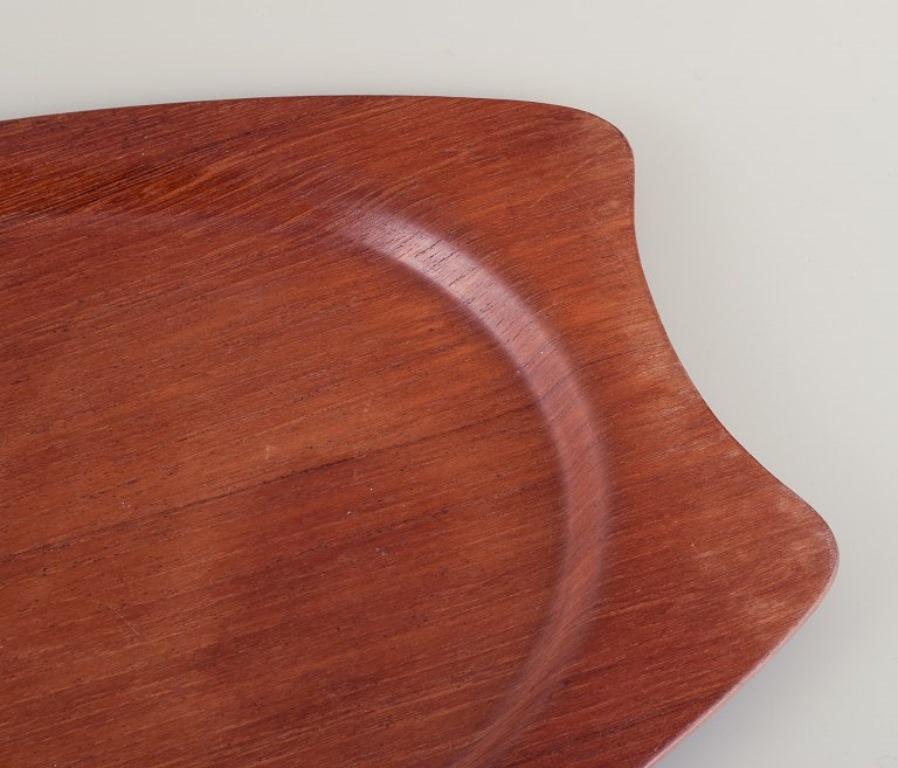 Silva. Bandeja grande de madera preciosa.
Diseño danés.
Mediados del siglo XX.
Hecho a mano.
En excelente estado, con signos normales de uso.
Marcado.
Dimensiones: L 60,0 cm x An 28,7 cm x Al 1,8 cm.