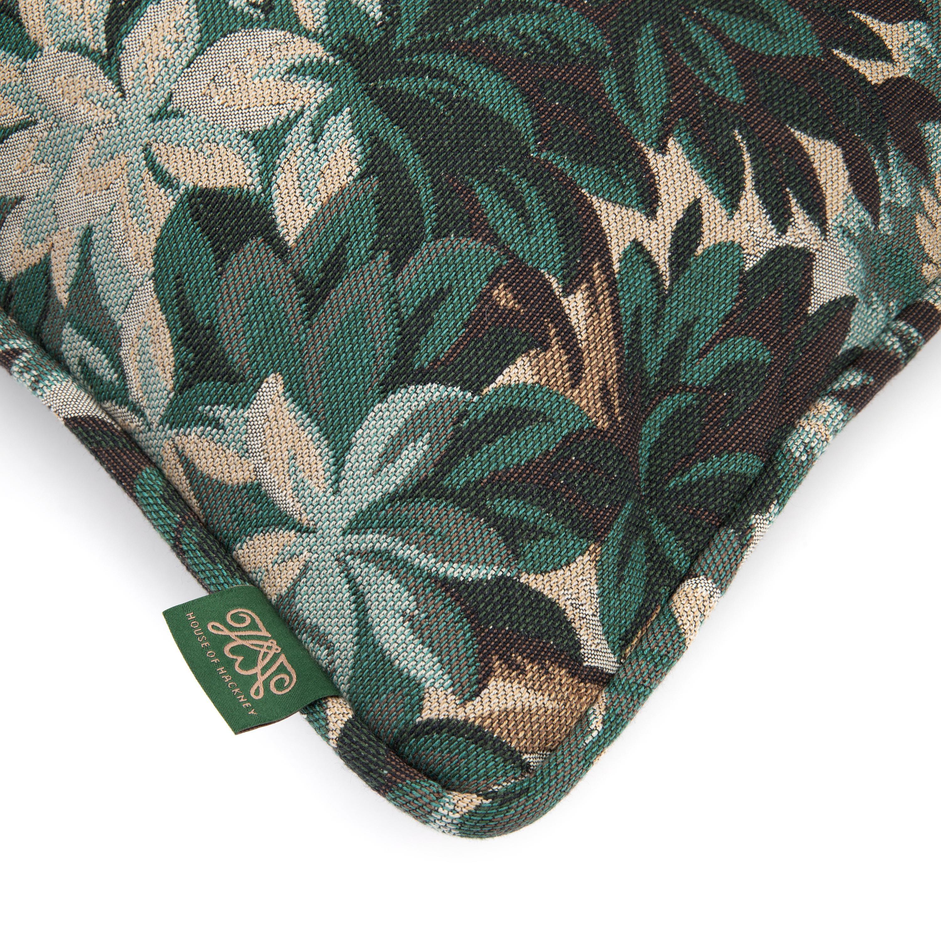 Nello stile classico degli arazzi del XVII e XVIII secolo, l'idea di questa stampa è stata tratta da un disegno d'archivio francese. In un ricco jacquard di cotone color verde bosco, questo cuscino con profili verdeggianti è imbottito di lana
