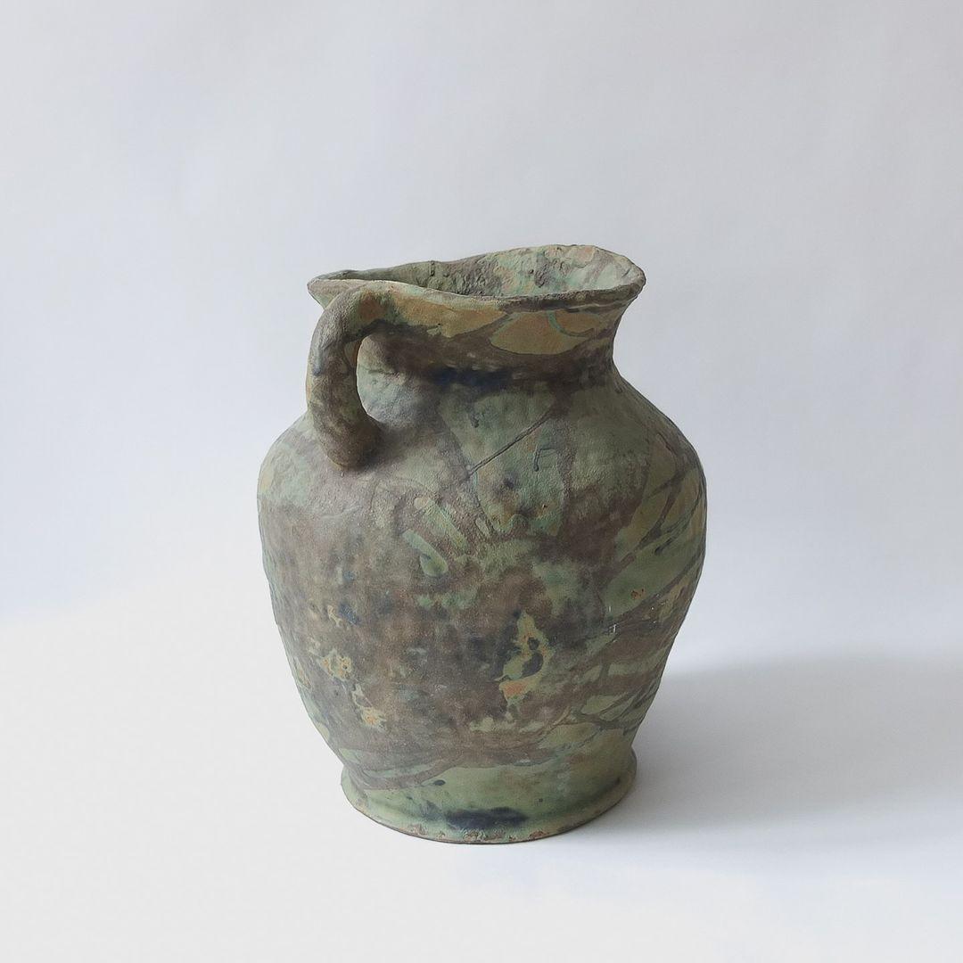 Vase primitif Silva par Studio Cúze
Dimensions : D 30 x L 33 x H 38 cm
MATERIAL : Porcelaine, glaçure de cuivre.

Chaque pièce est unique.
La taille, la couleur et la forme peuvent varier.

Studio Cúze
Je suis une artiste céramiste japonaise basée à