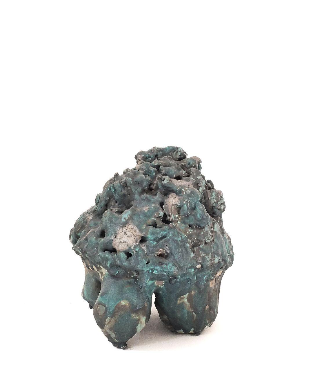 Silva Untitled Object 02 von Studio Cúze
Einzigartig
Abmessungen: T 30 x B 25 x H 32,5 cm
MATERIALIEN: Porzellan, Kupferglasur.

Studio Cúze
Ich bin ein in Berlin lebender japanischer Keramikkünstler. Ich habe die Design- und Laborkurse bei Ishoken