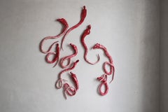 Installation murale sculpturale biomorphique rouge, formes humaines organiques