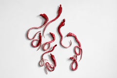 Installation murale sculpturale biomorphique rouge, formes humaines organiques