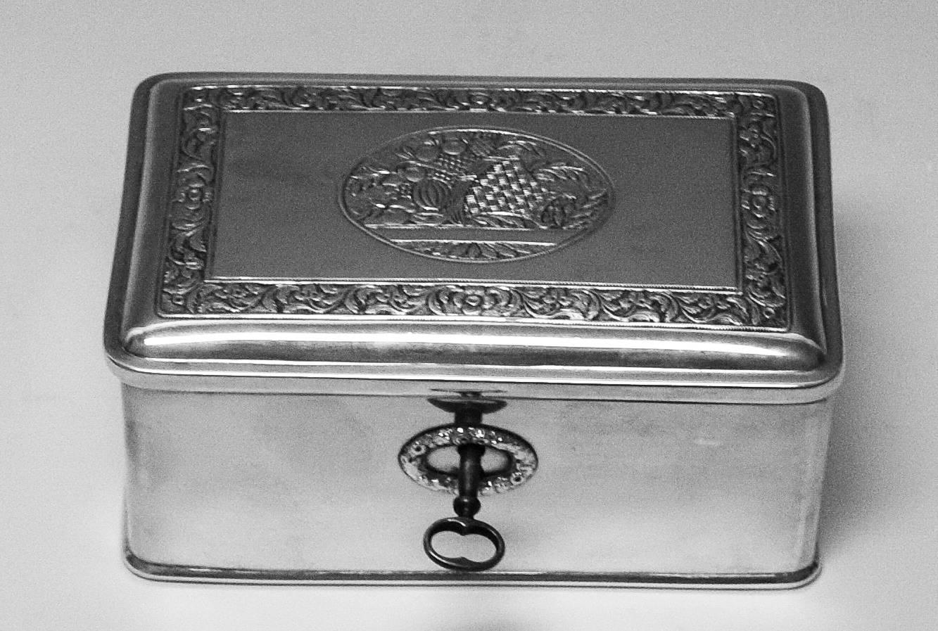 Österreichische Biedermeier Silber Zuckerdose 
Diese Zuckerdose / Truhe wurde während der berühmten Wiener Biedermeierzeit (ca. 1833-1839) hergestellt. 

Hervorragend gefertigte Zuckerdose / Zuckertruhe von rechteckiger Form (mit geraden Wänden und