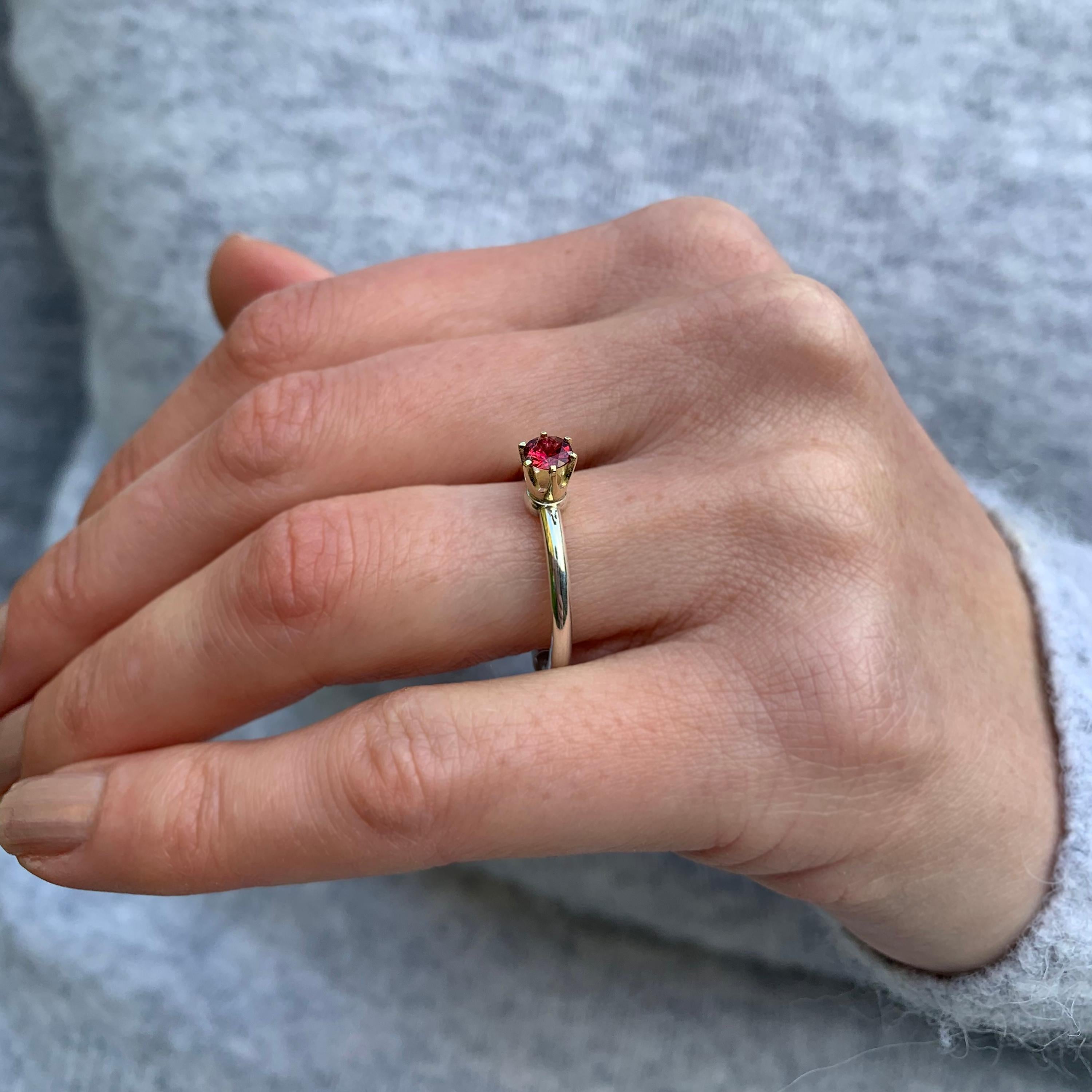 Silver 14 Karat Yellow Gold Red Spinel Crown Ring In New Condition For Sale In Dublin 2, Dublin 2