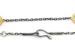 Halskette aus Silber & 14k Gold mit runden farbigen Steinen, Wendbarem Evil Eye Station