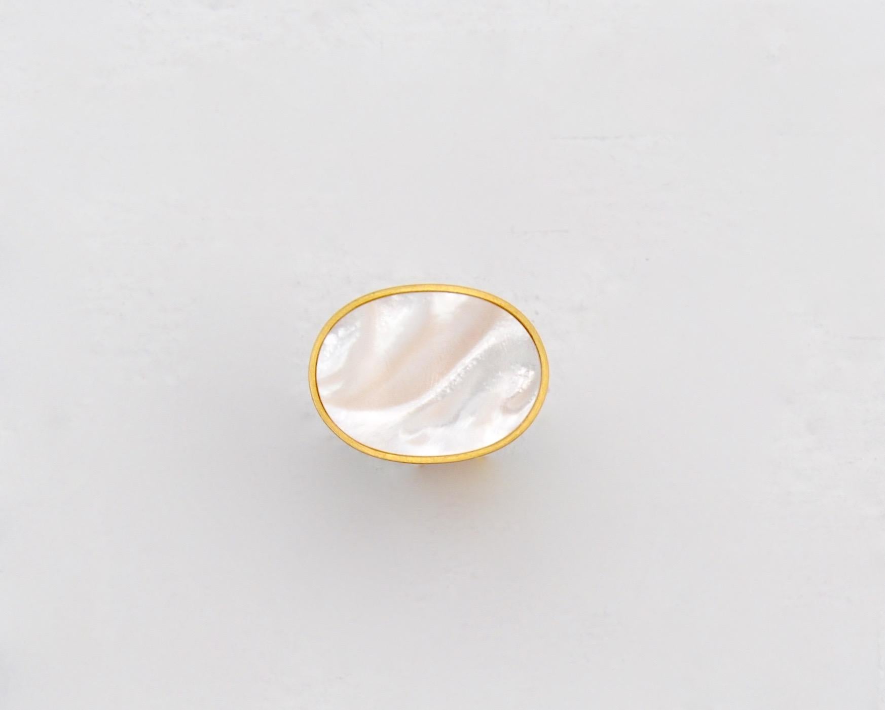 Contemporary Sterling Silver 18 Karat Yellow Gold Mother of Pearl Cocktail Ring In New Condition For Sale In Schwaz, Tirol