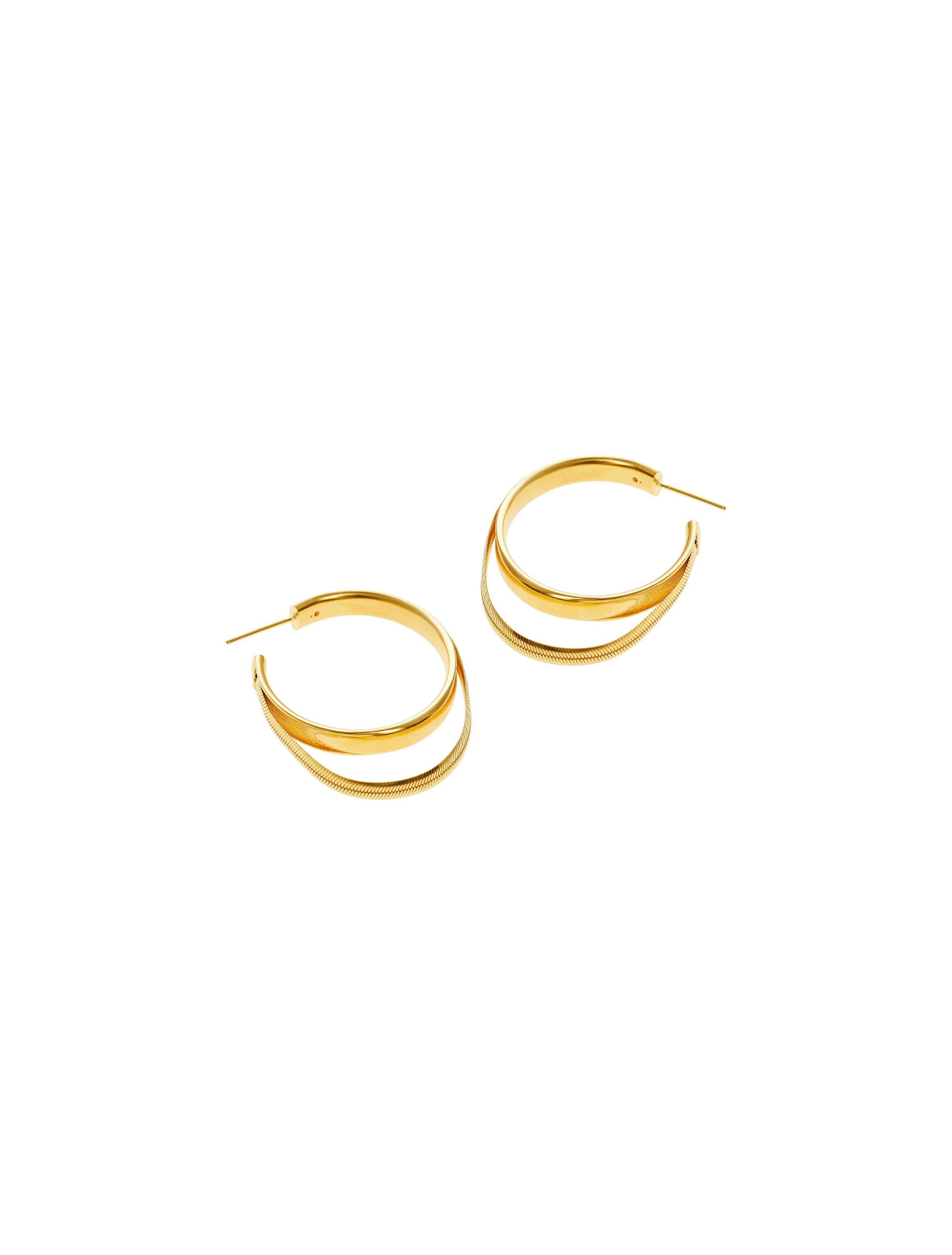 The nataraj hoops

An elevated version of our classic Twinkler hoops. The flat snake chain gives a more modern look while maintaining the freshness of this classic Maggoosh design.  

Earring posts are 10k gold to avoid allergies.


Handmade rubber