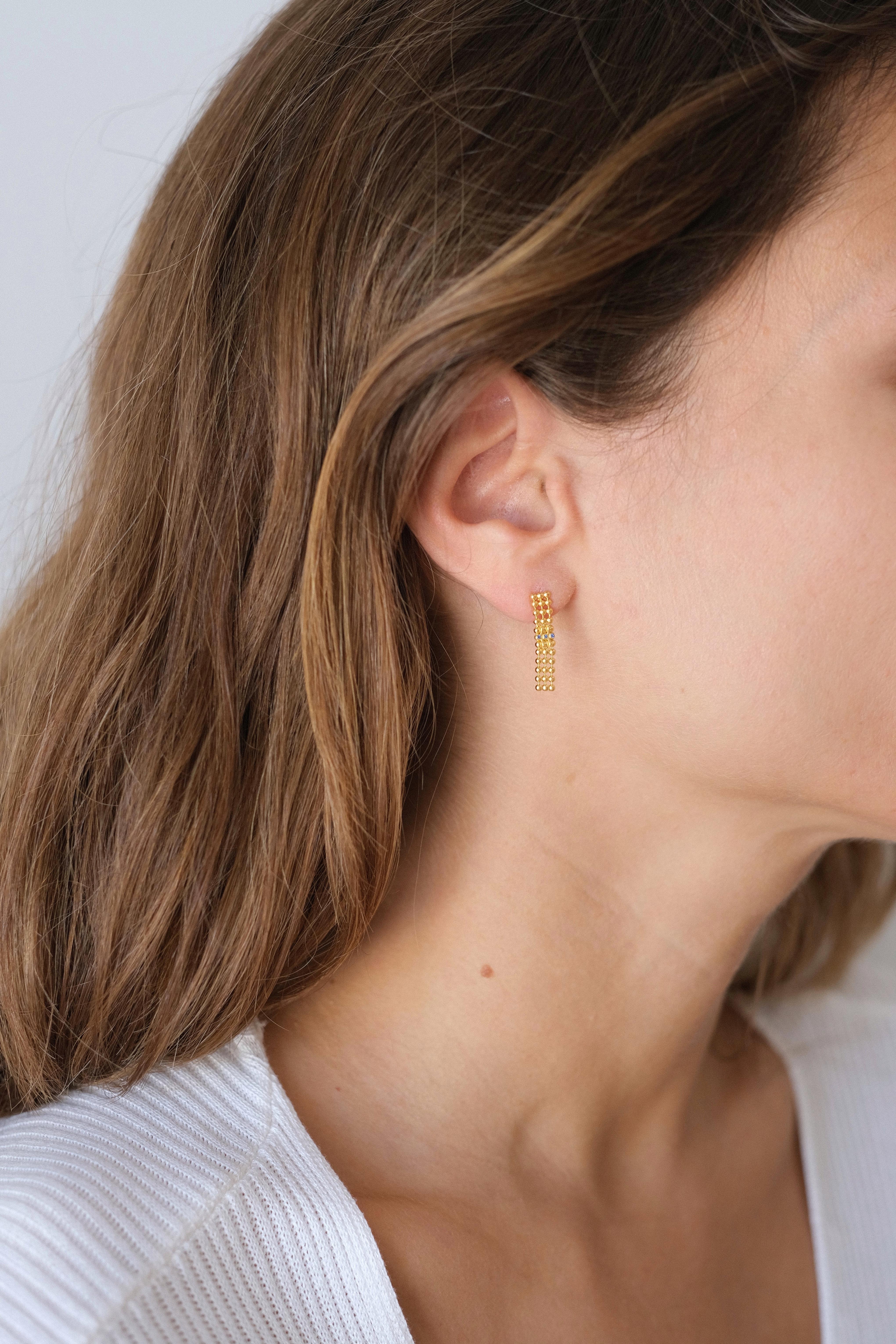 Twinkler Mini Hoops 

The twinkler mini  hoops are a combination of a classic and a touch of snake chain that adds movement to your look. These hoops are the perfect size to add just the right amount of shimmer to whatever your wearing. 

Earring
